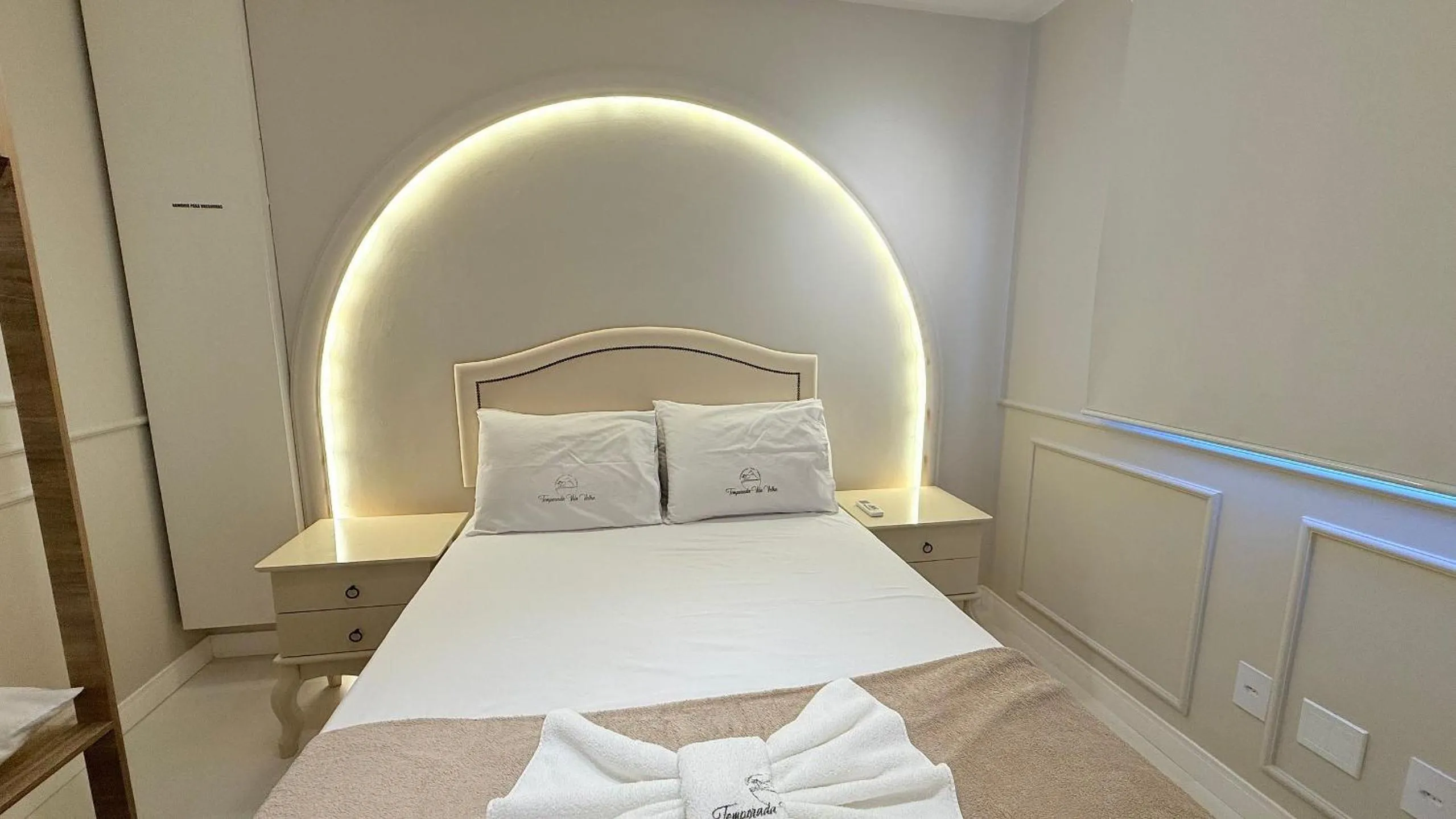 Photo of the whole room, Bed in Diamond Beach