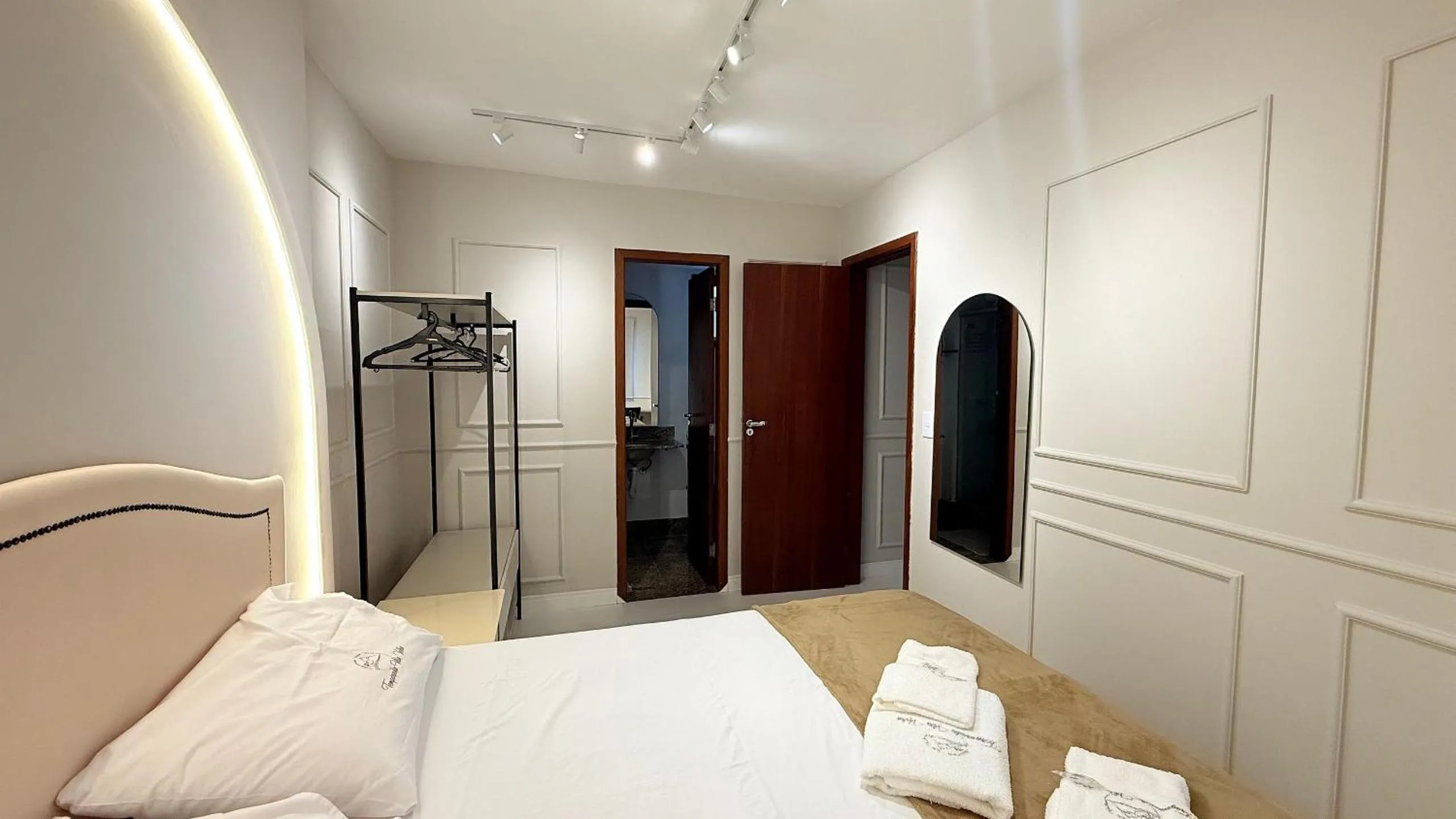 Photo of the whole room, Bed in Diamond Beach