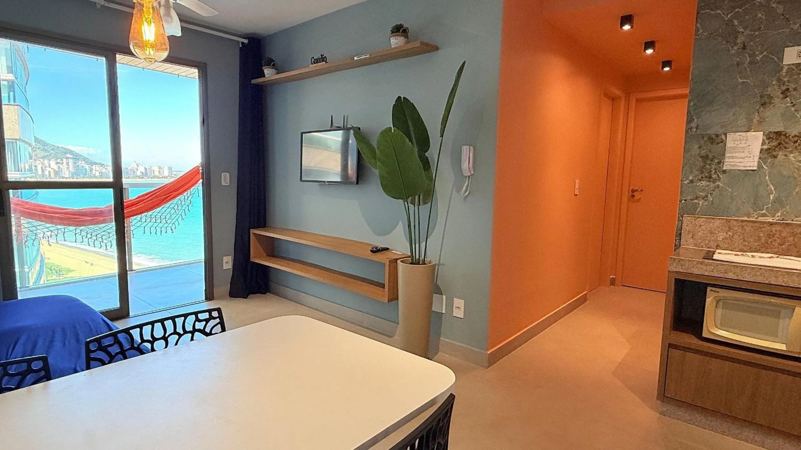 Dining area, Bed in Diamond Beach