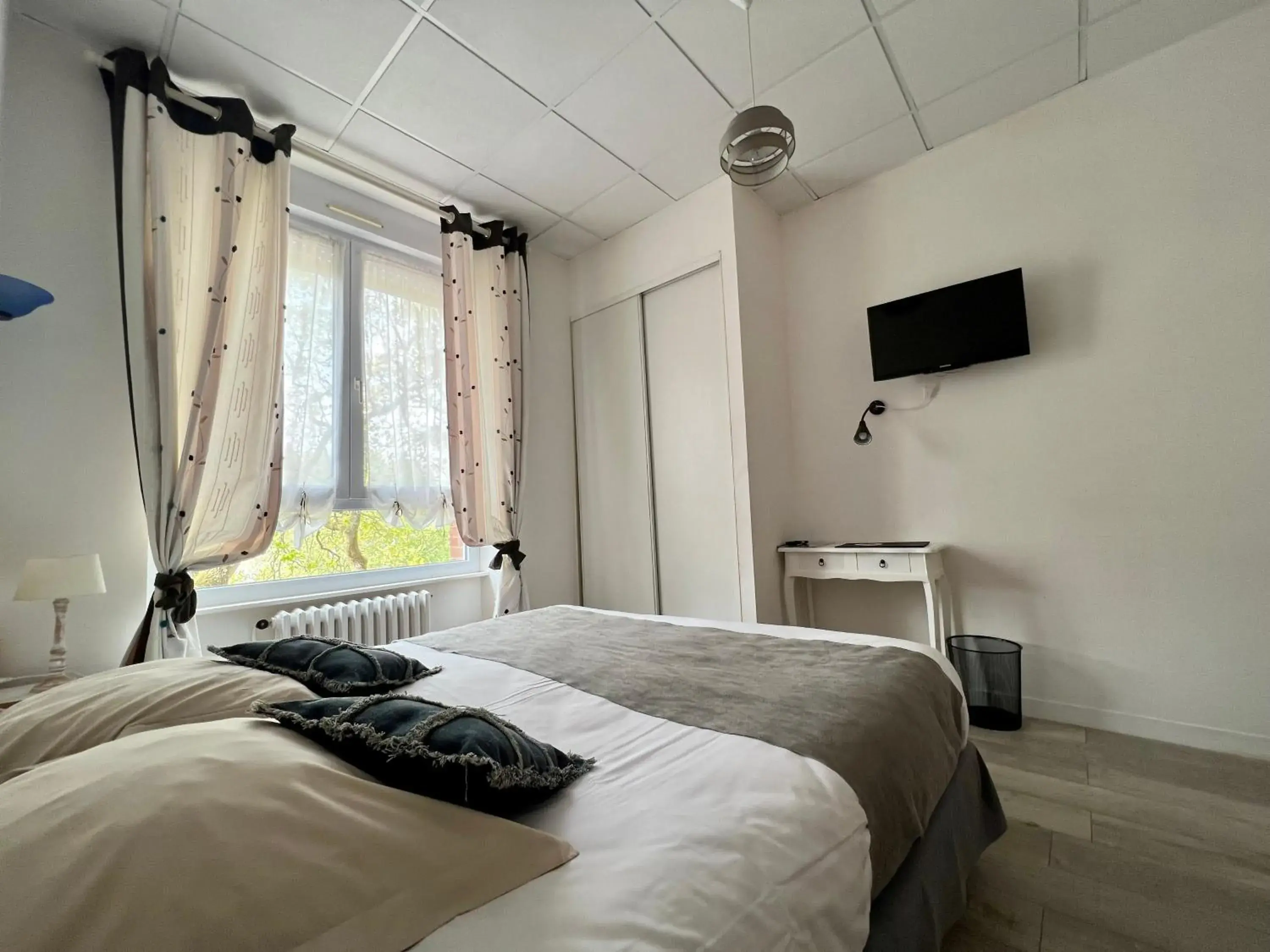 Small Double Room in Les Camelias Small Double Room in Les Camelias