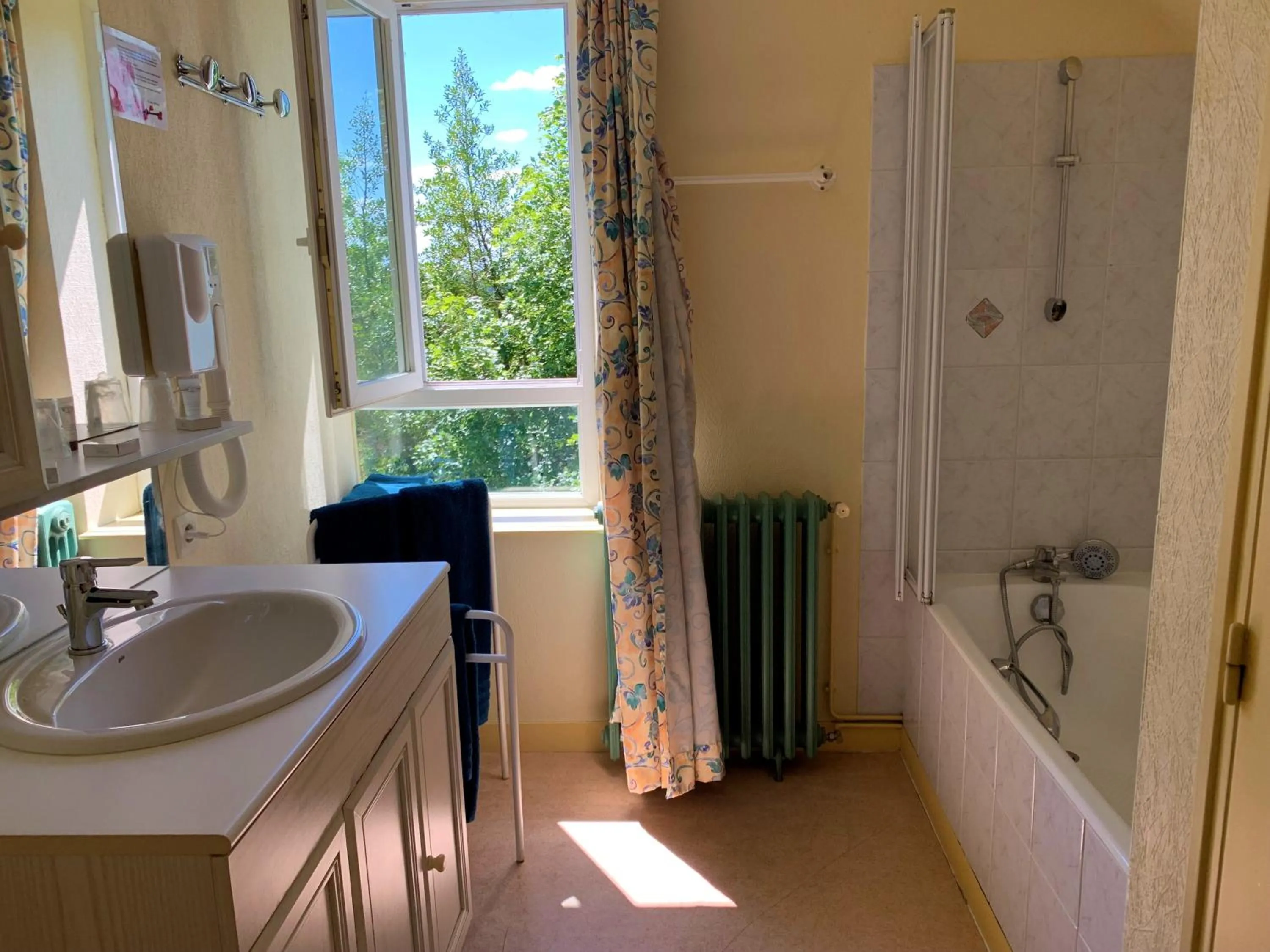 Bathroom in Les Camelias