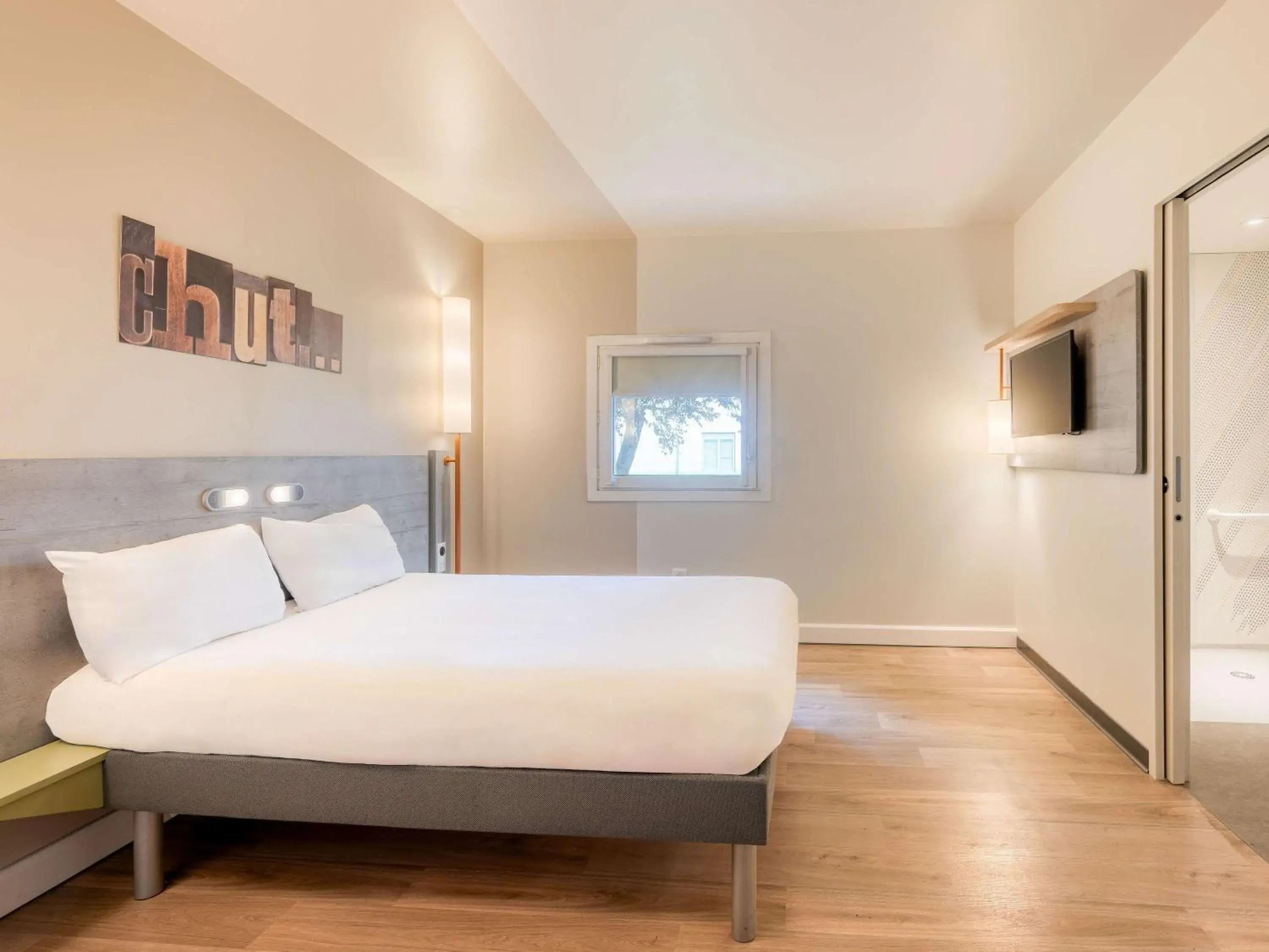Bedroom, Bed in ibis budget Versailles - Trappes