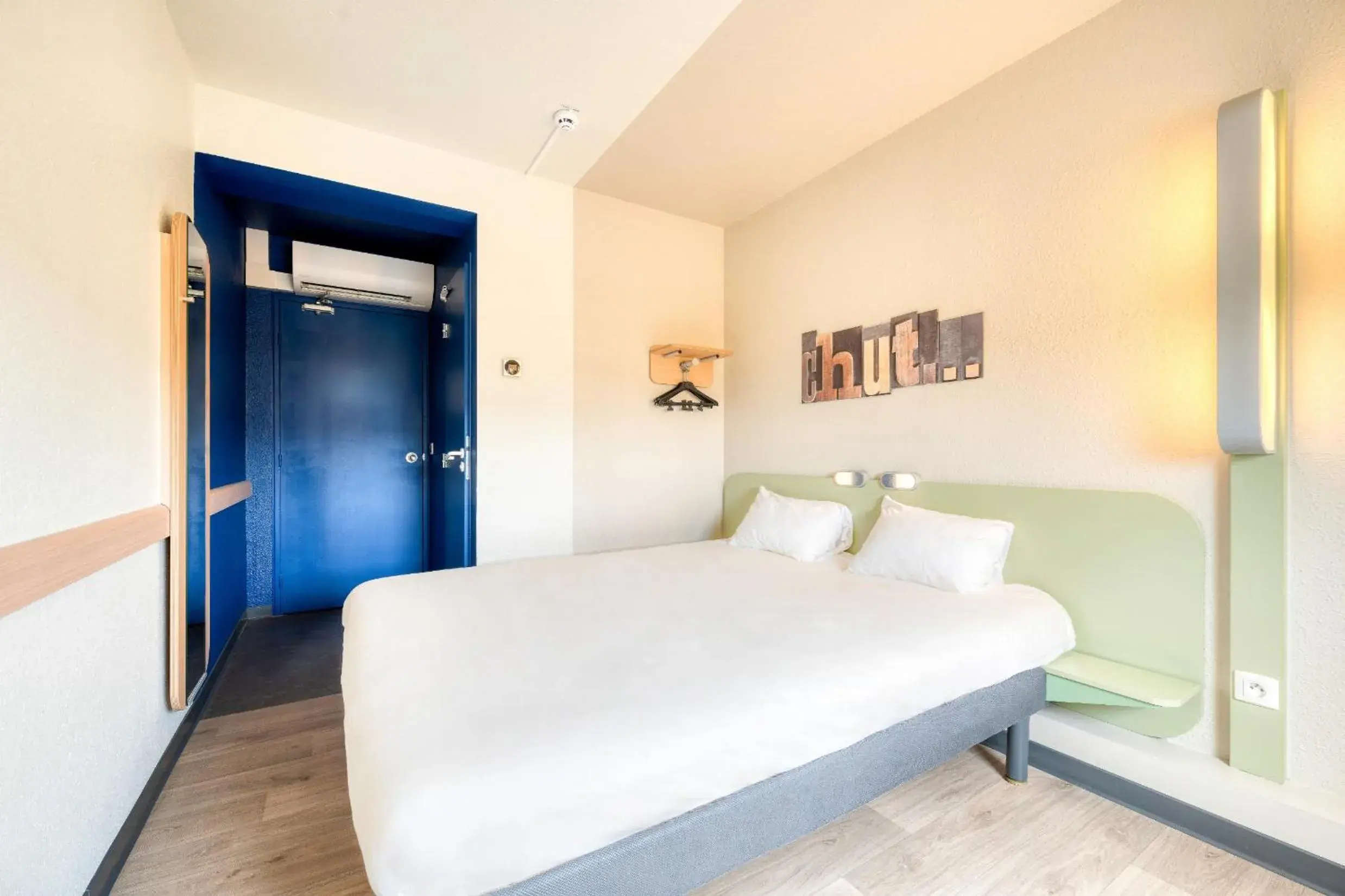 Bed in ibis budget Versailles - Trappes