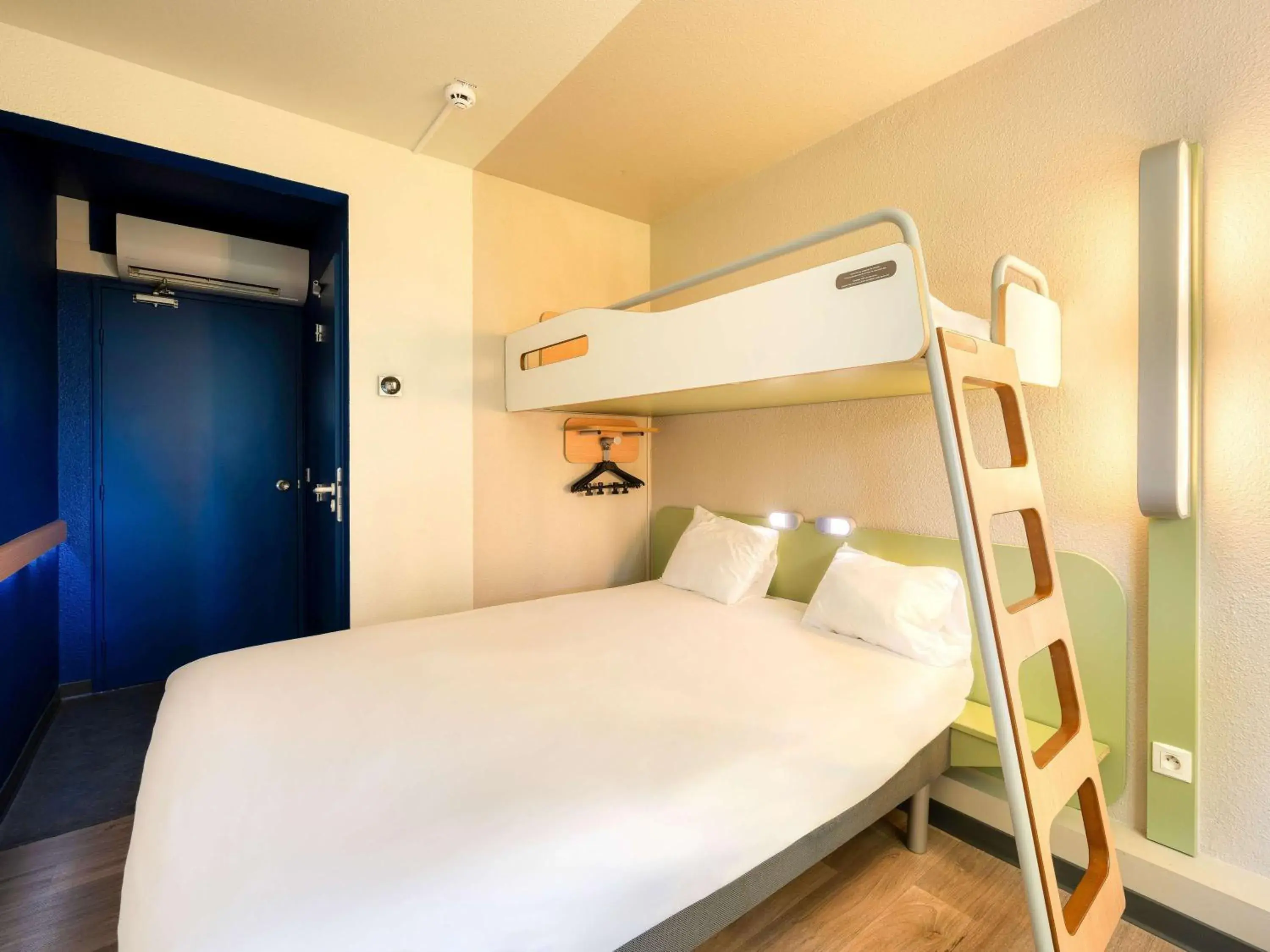 Bedroom, Bed in ibis budget Versailles - Trappes