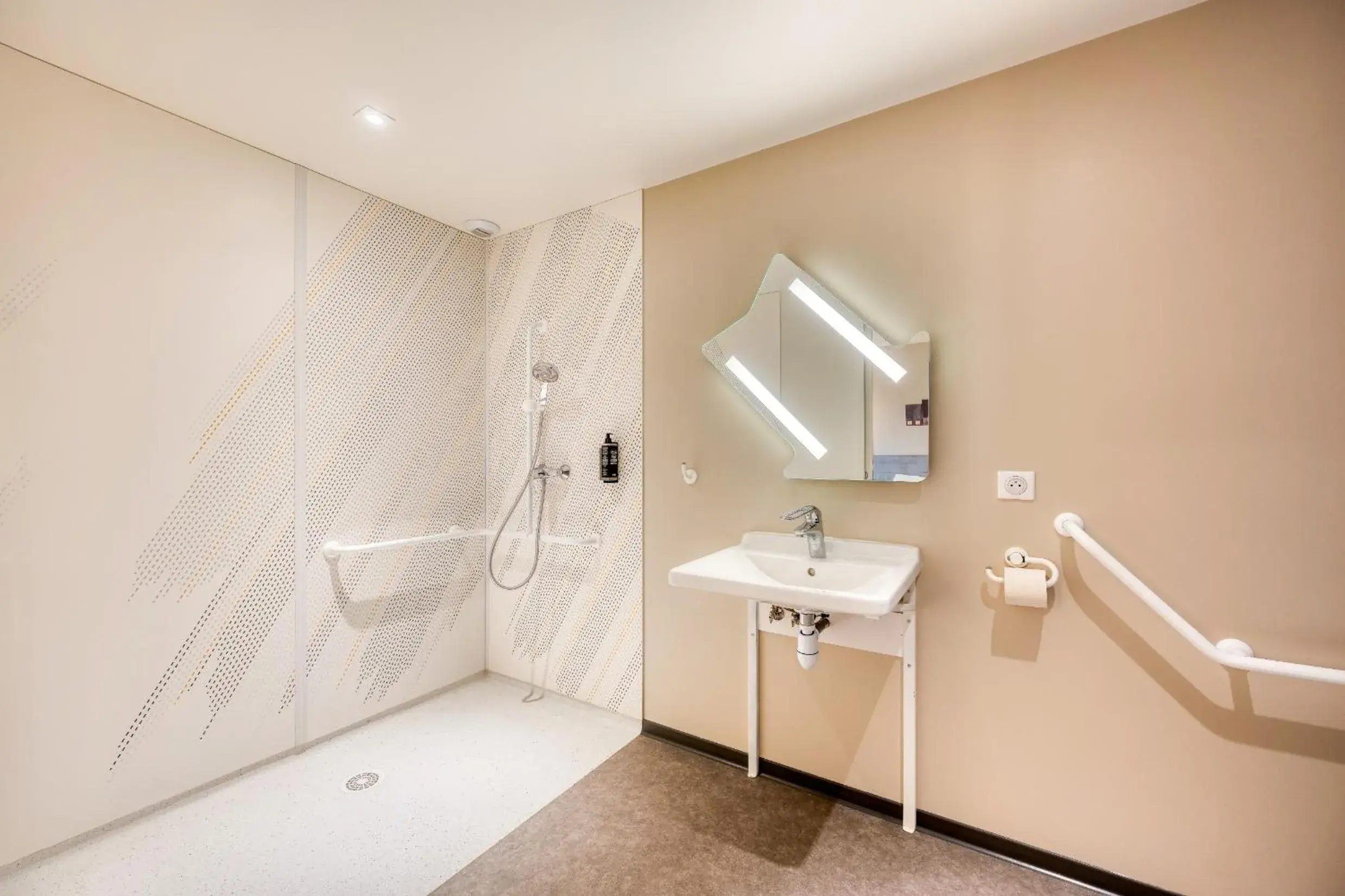 Bathroom in ibis budget Versailles - Trappes