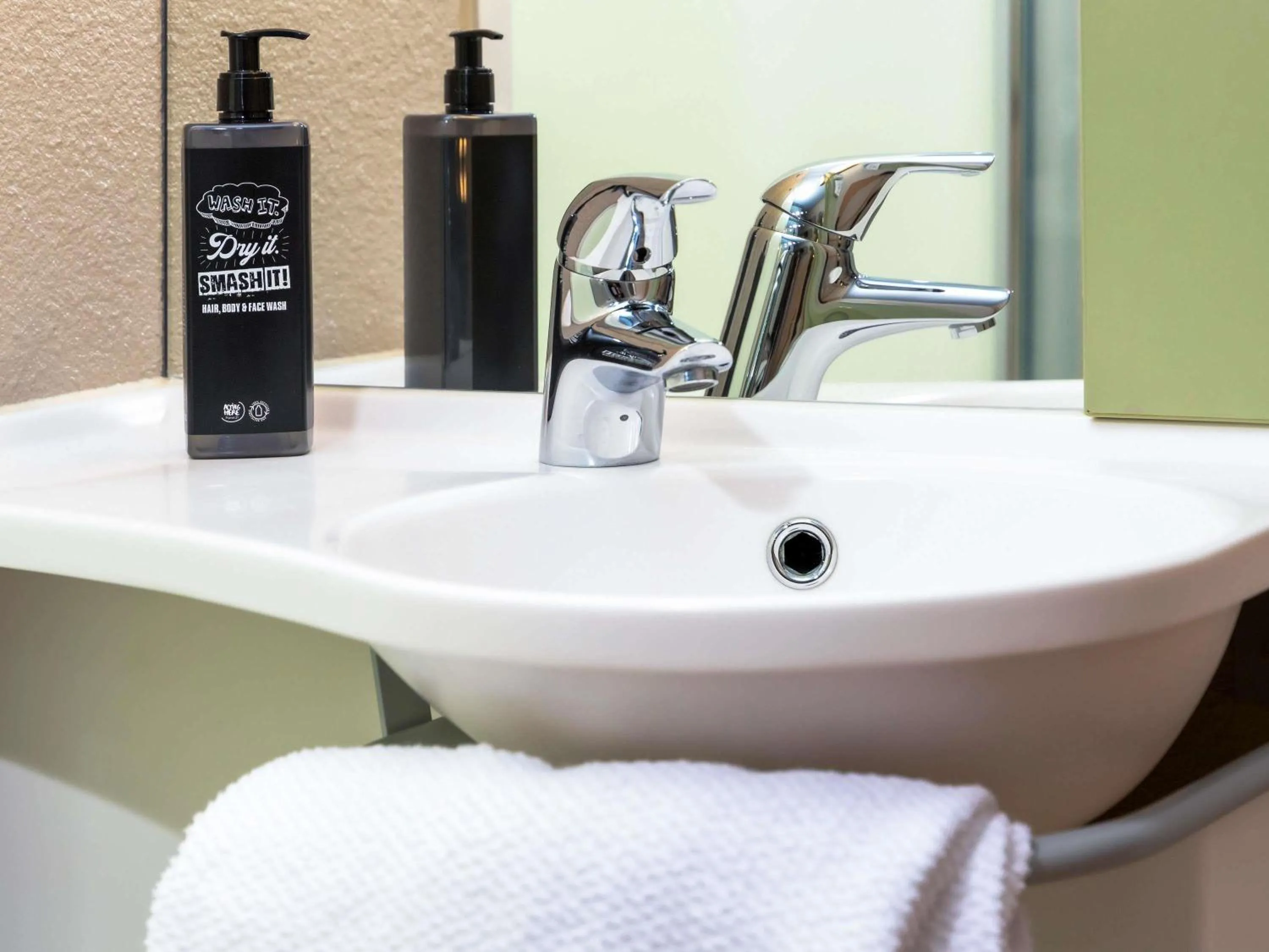 Bedroom in ibis budget Versailles - Trappes