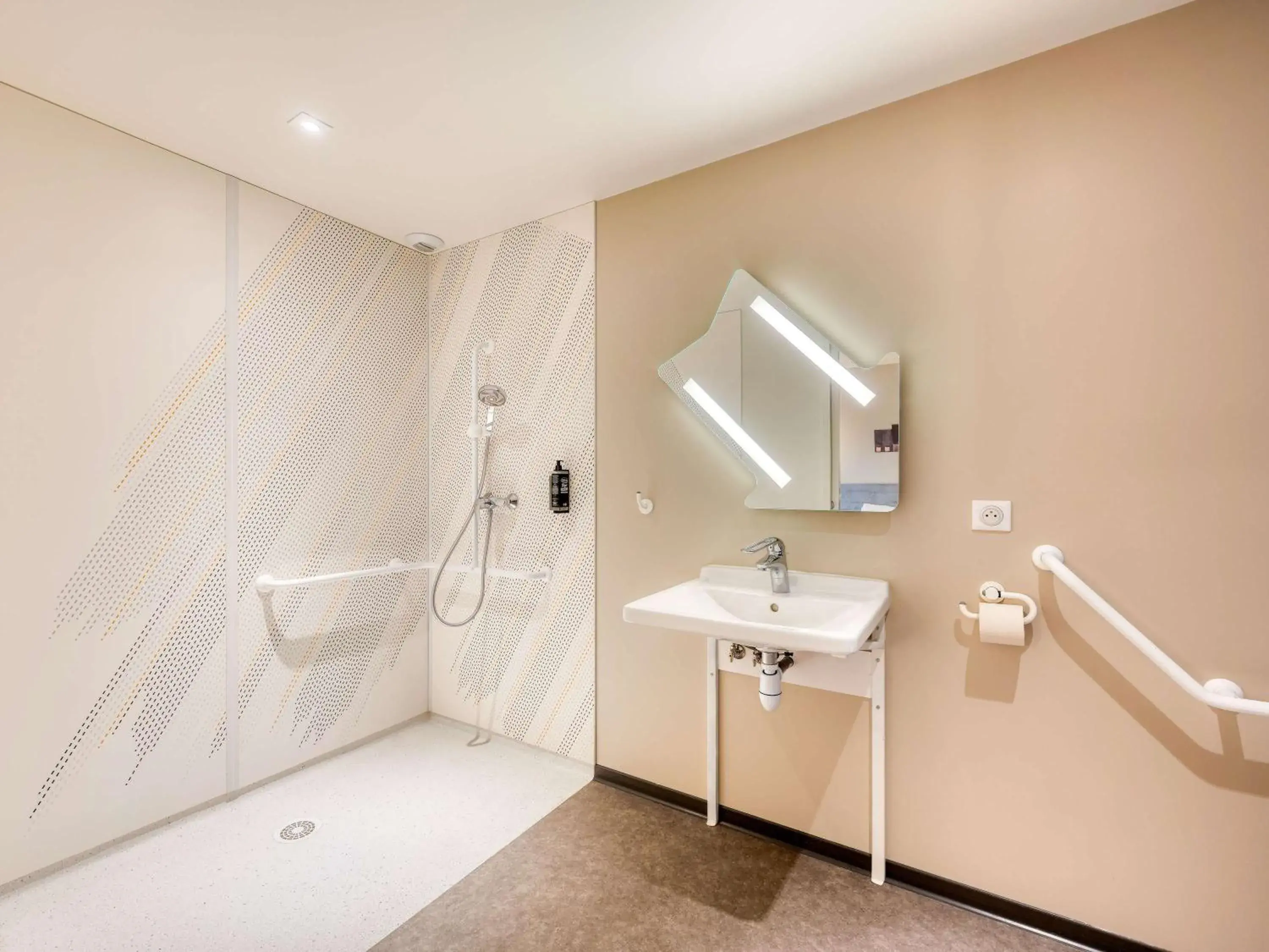 Bathroom in ibis budget Versailles - Trappes