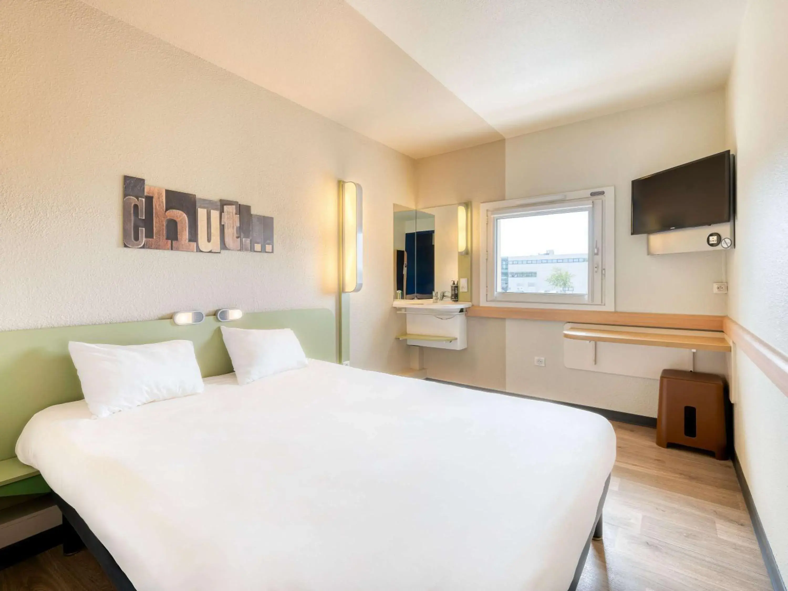 Bedroom, Bed in ibis budget Versailles - Trappes