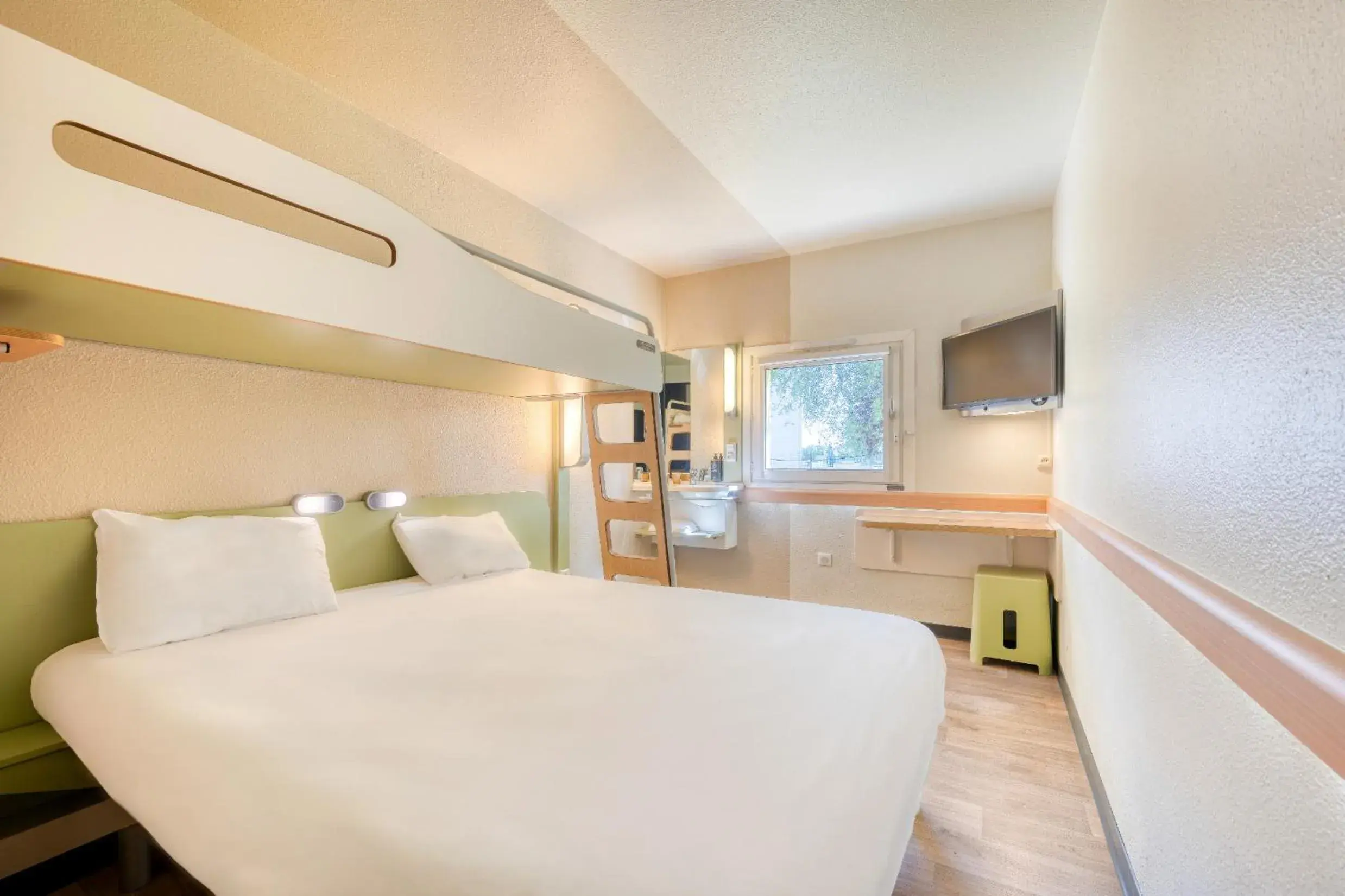 Bed in ibis budget Versailles - Trappes