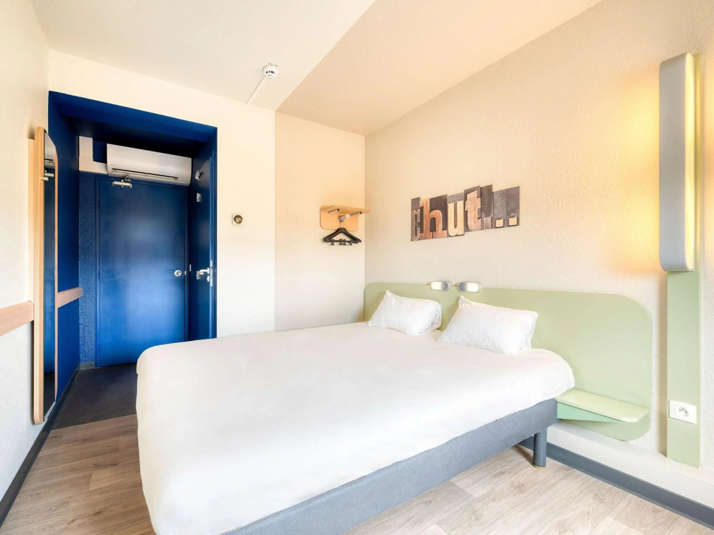 Bedroom, Bed in ibis budget Versailles - Trappes