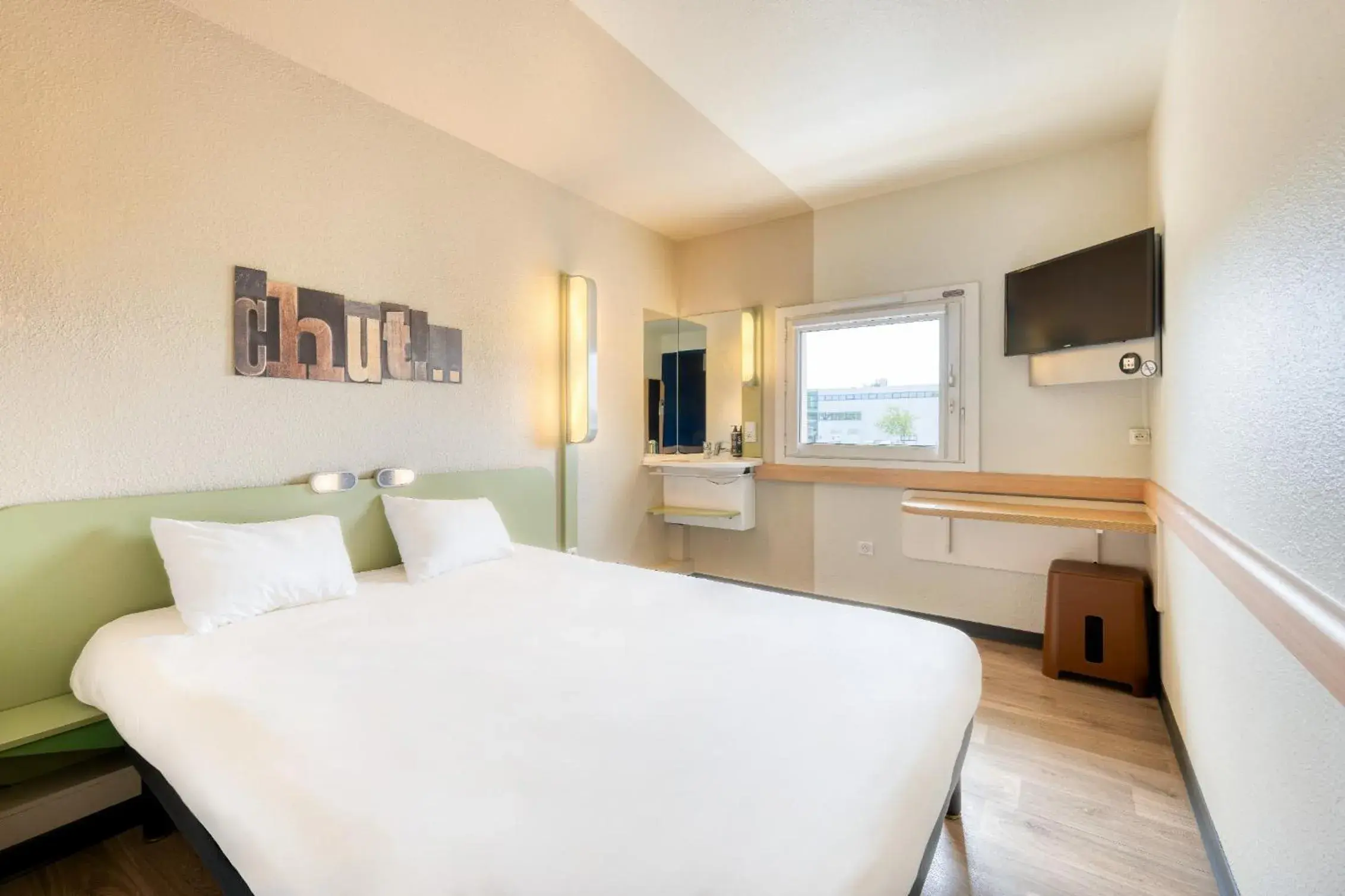 Bed in ibis budget Versailles - Trappes