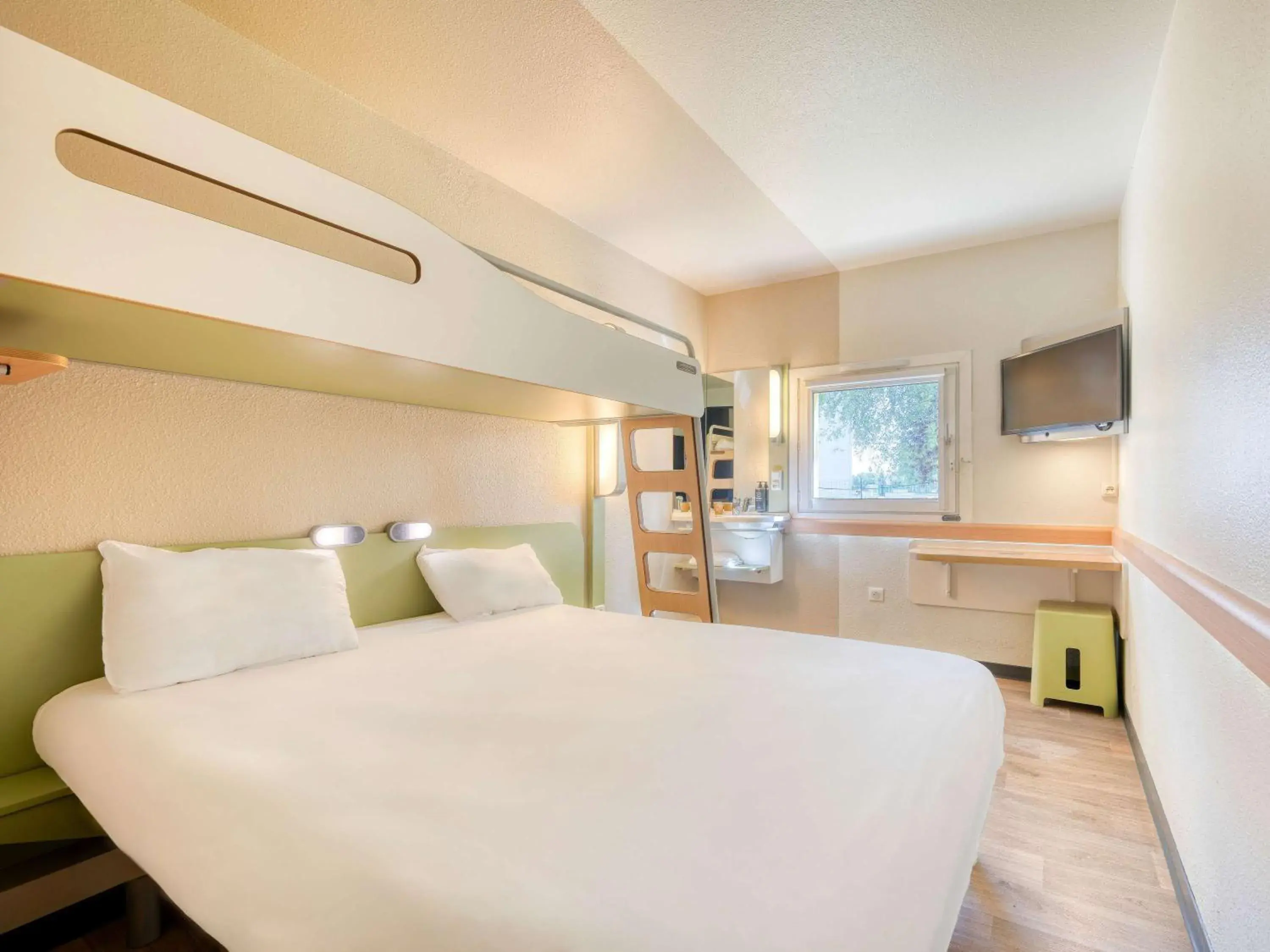 Bedroom, Bed in ibis budget Versailles - Trappes