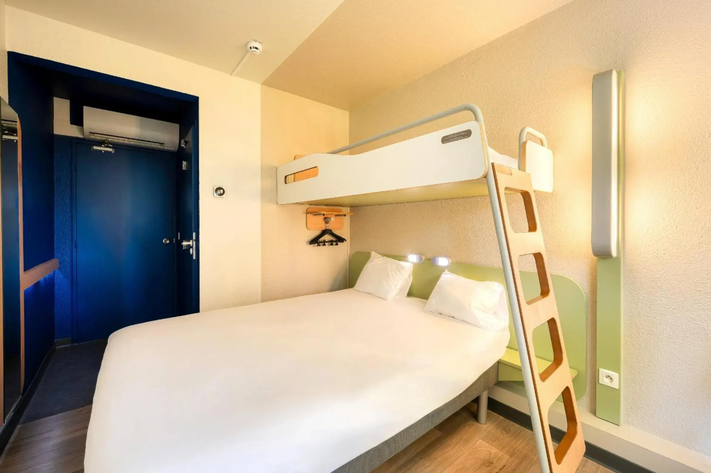 Bed in ibis budget Versailles - Trappes