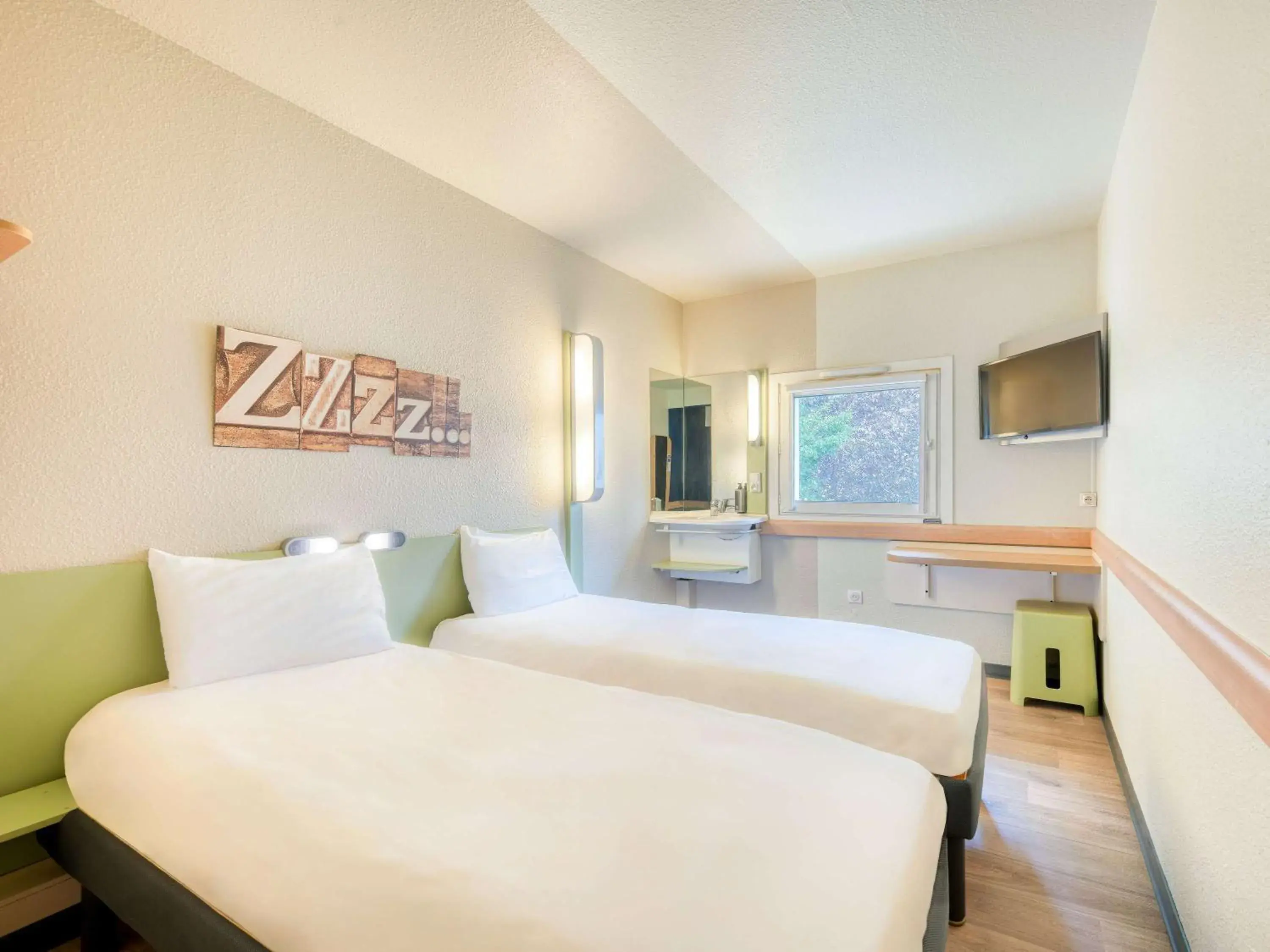 Bedroom, Bed in ibis budget Versailles - Trappes