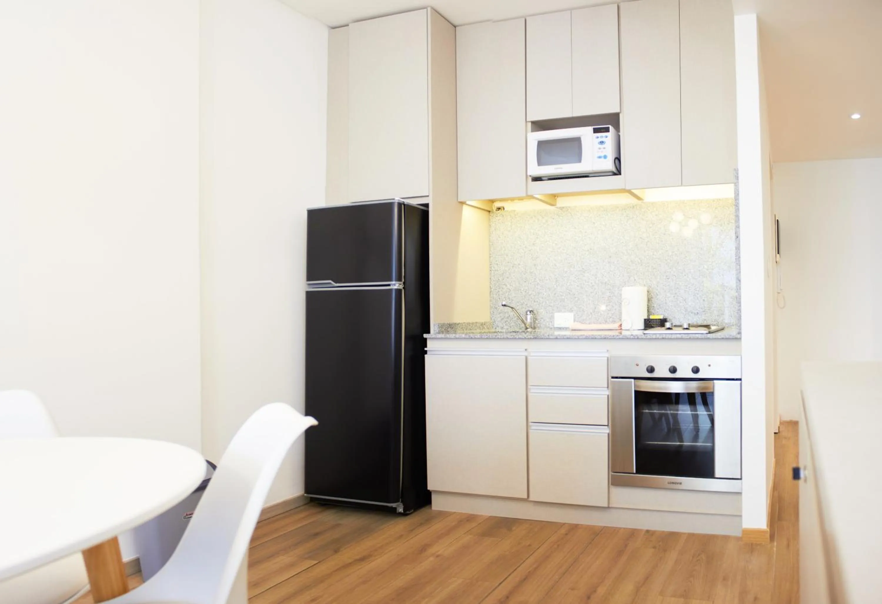 Kitchen or kitchenette in Monroe Suites