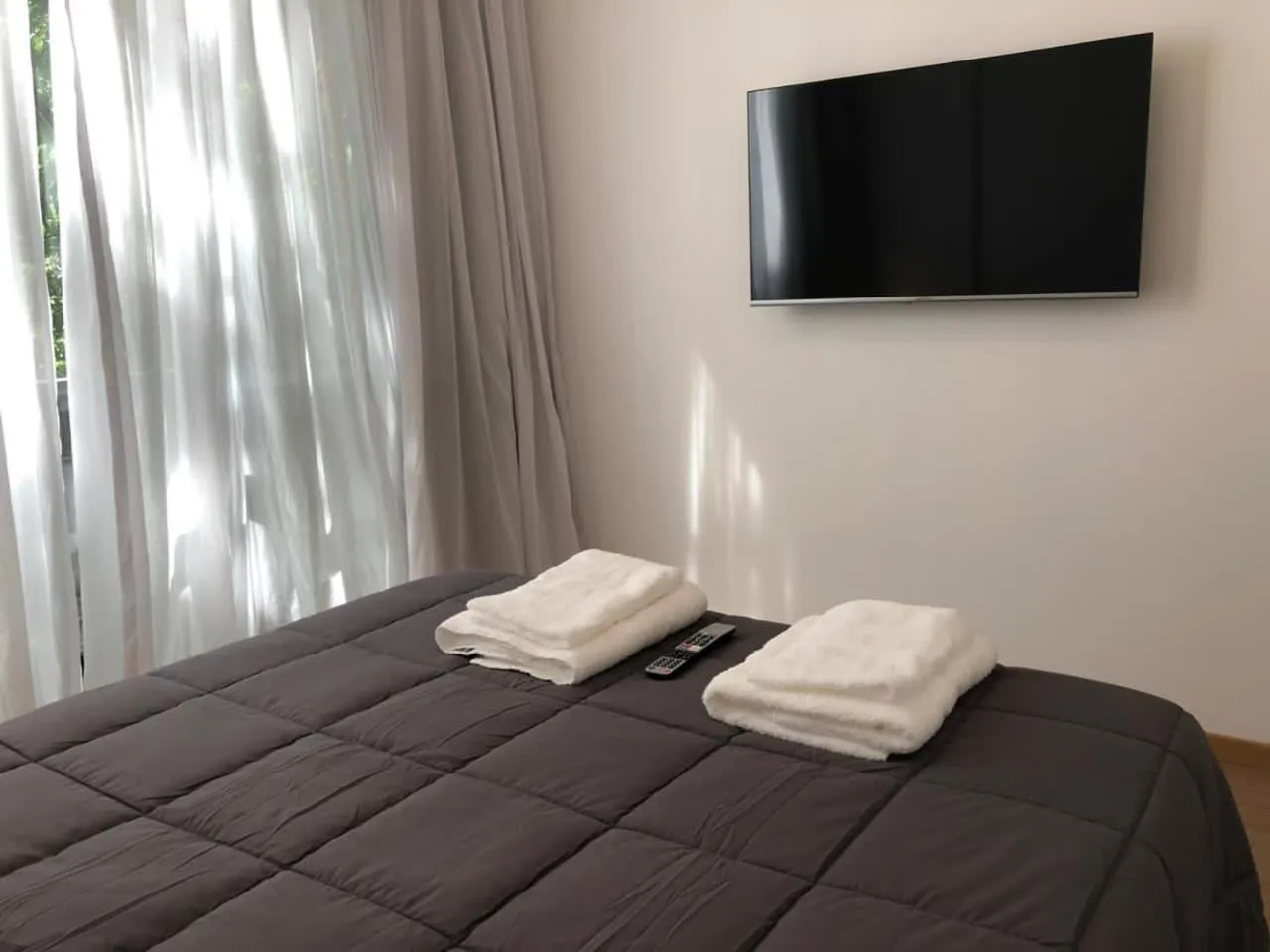 Bedroom, Bed in Monroe Suites