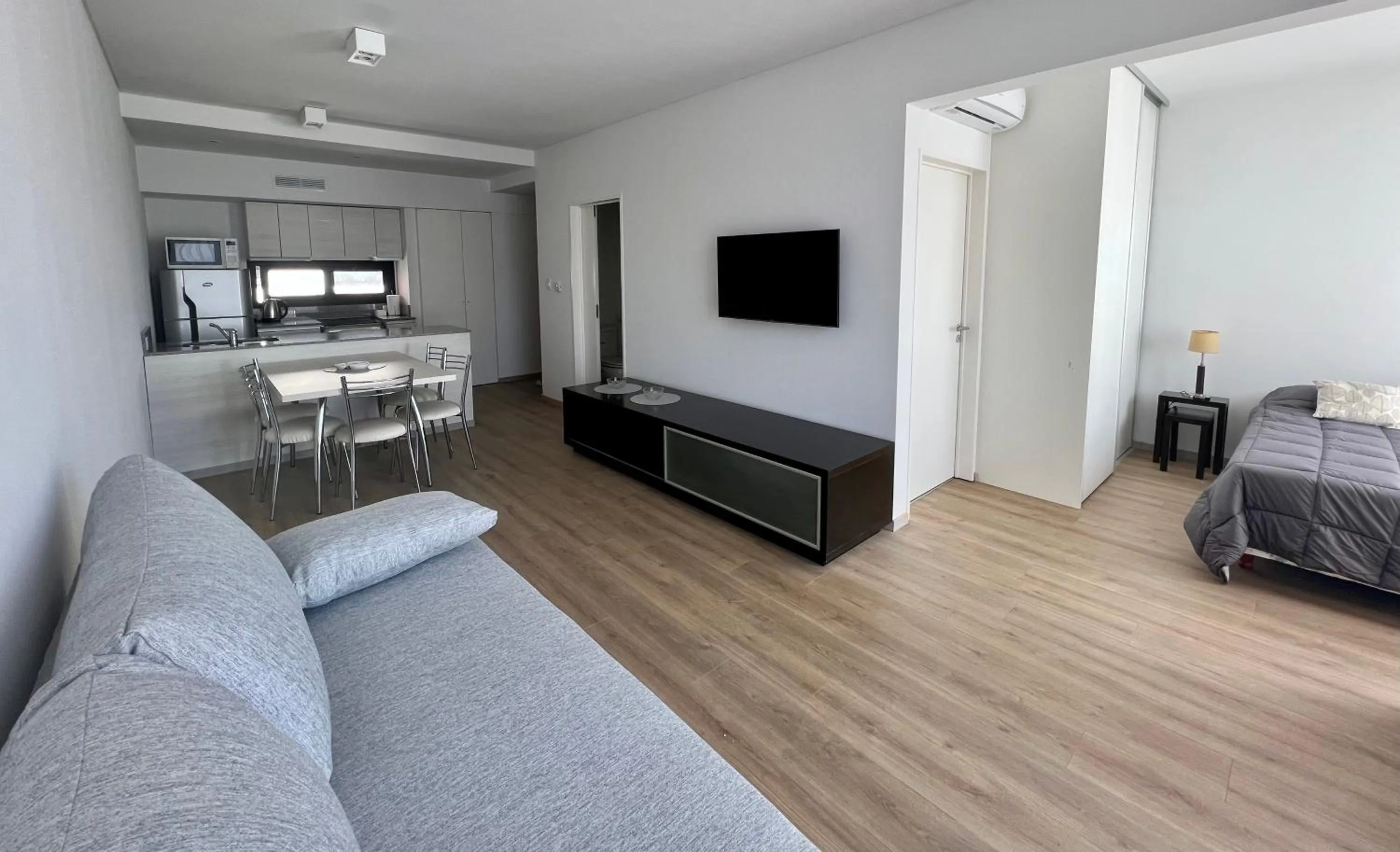 Photo of the whole room, Bed in Monroe Suites