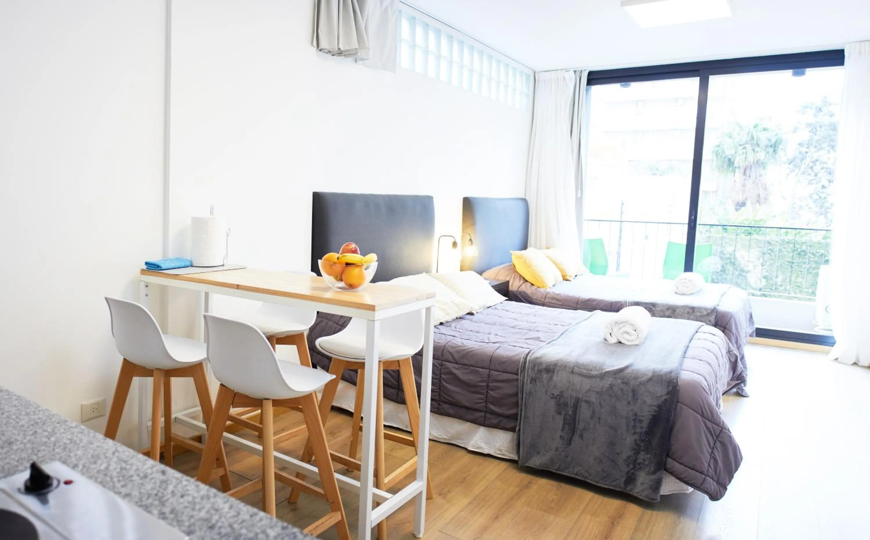 Photo of the whole room, Bed in Monroe Suites