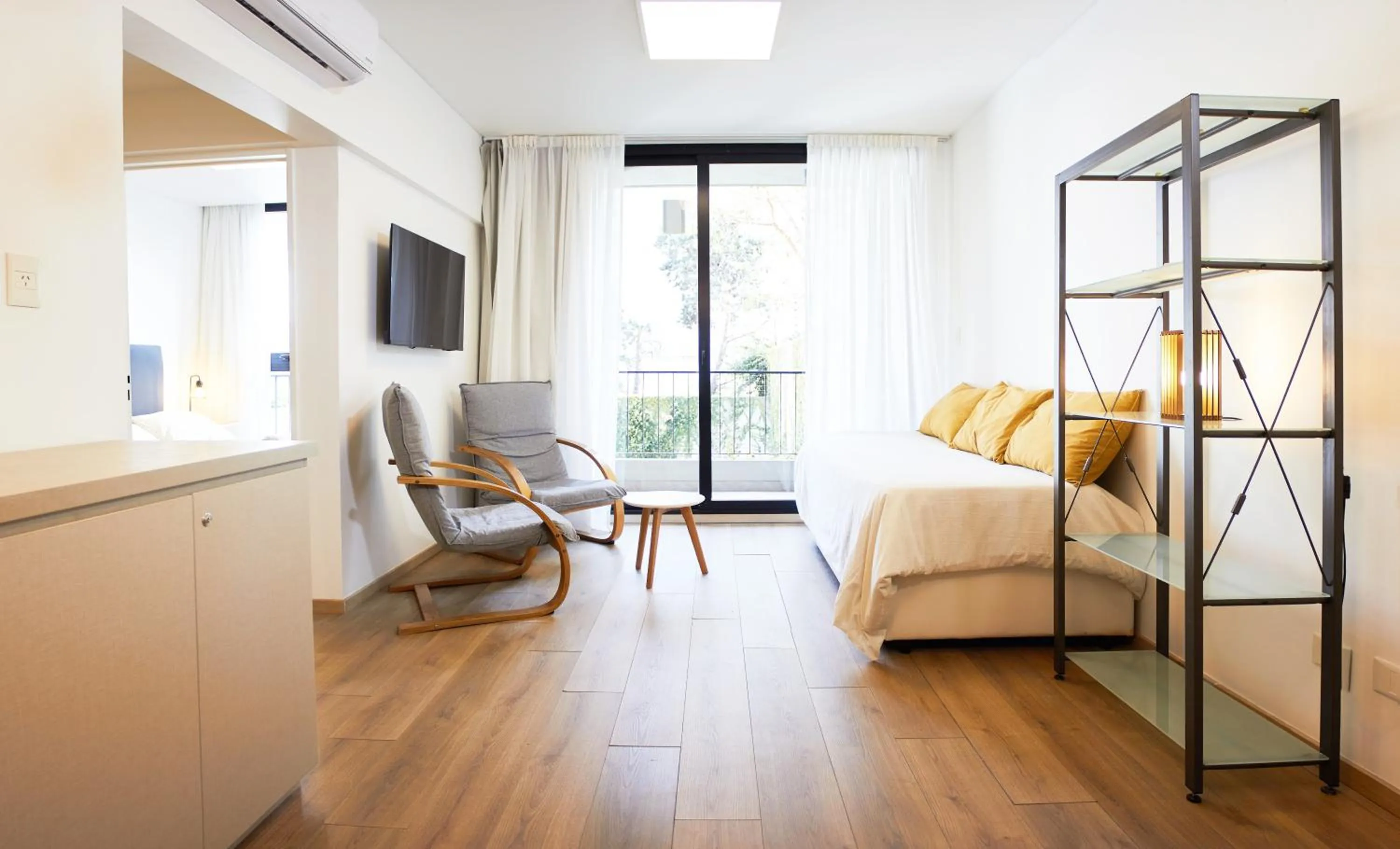 Photo of the whole room, Bed in Monroe Suites