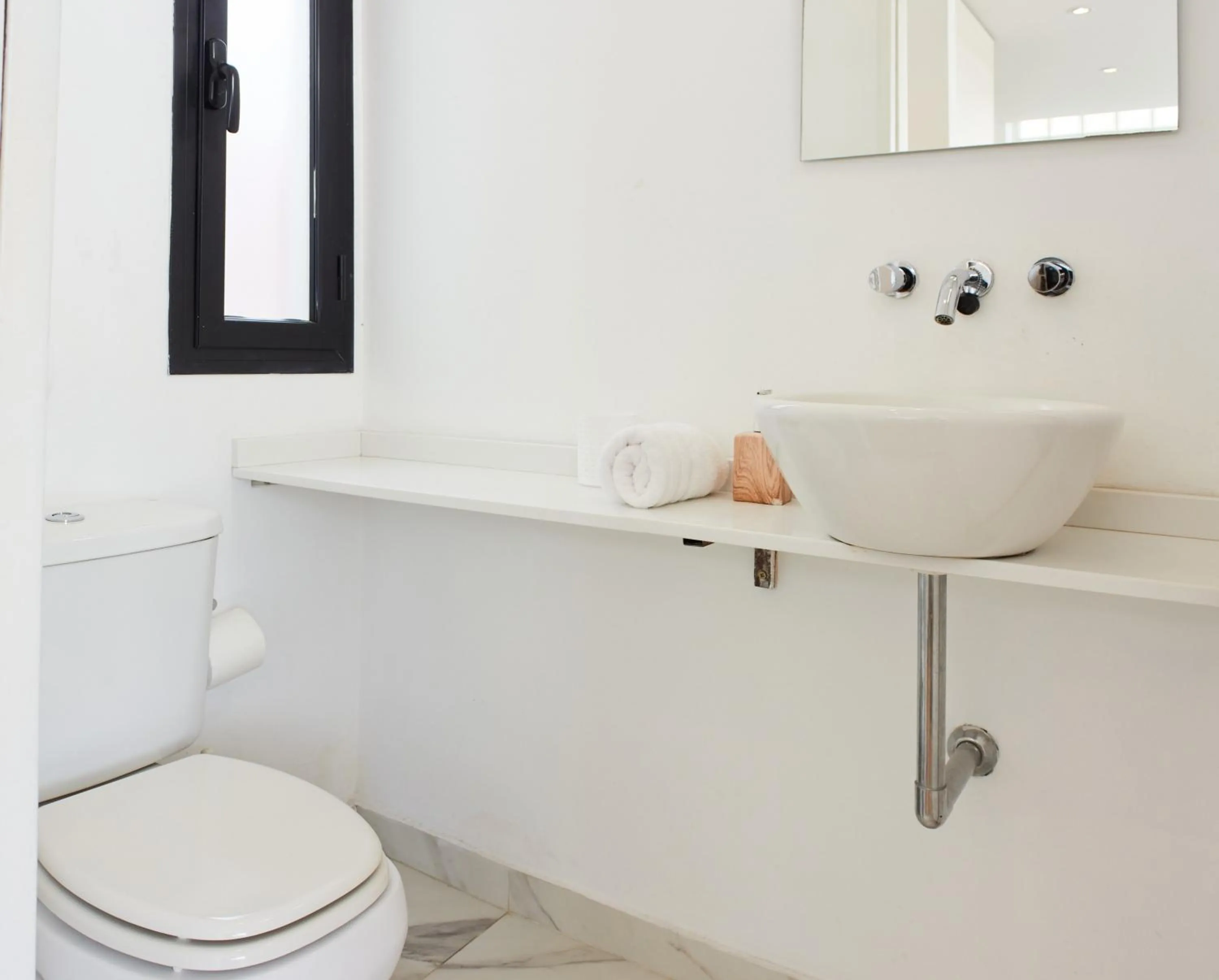 Bathroom in Monroe Suites