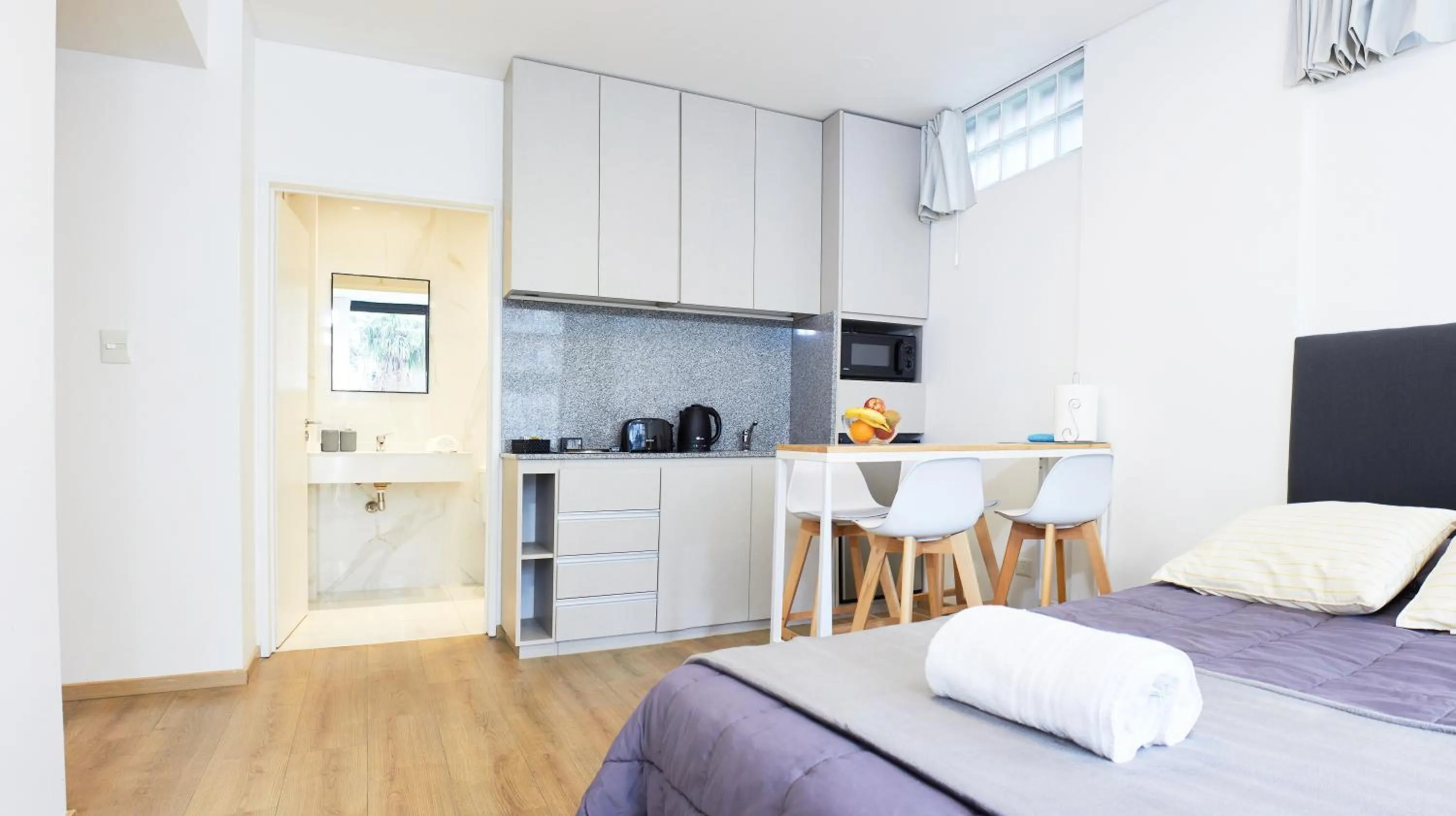 Photo of the whole room, Bed in Monroe Suites