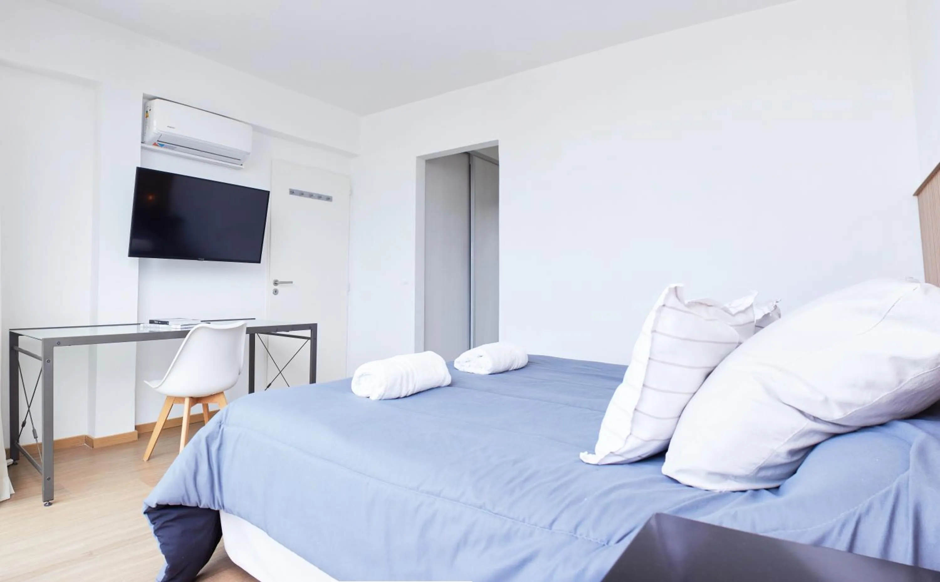 Bedroom, Bed in Monroe Suites