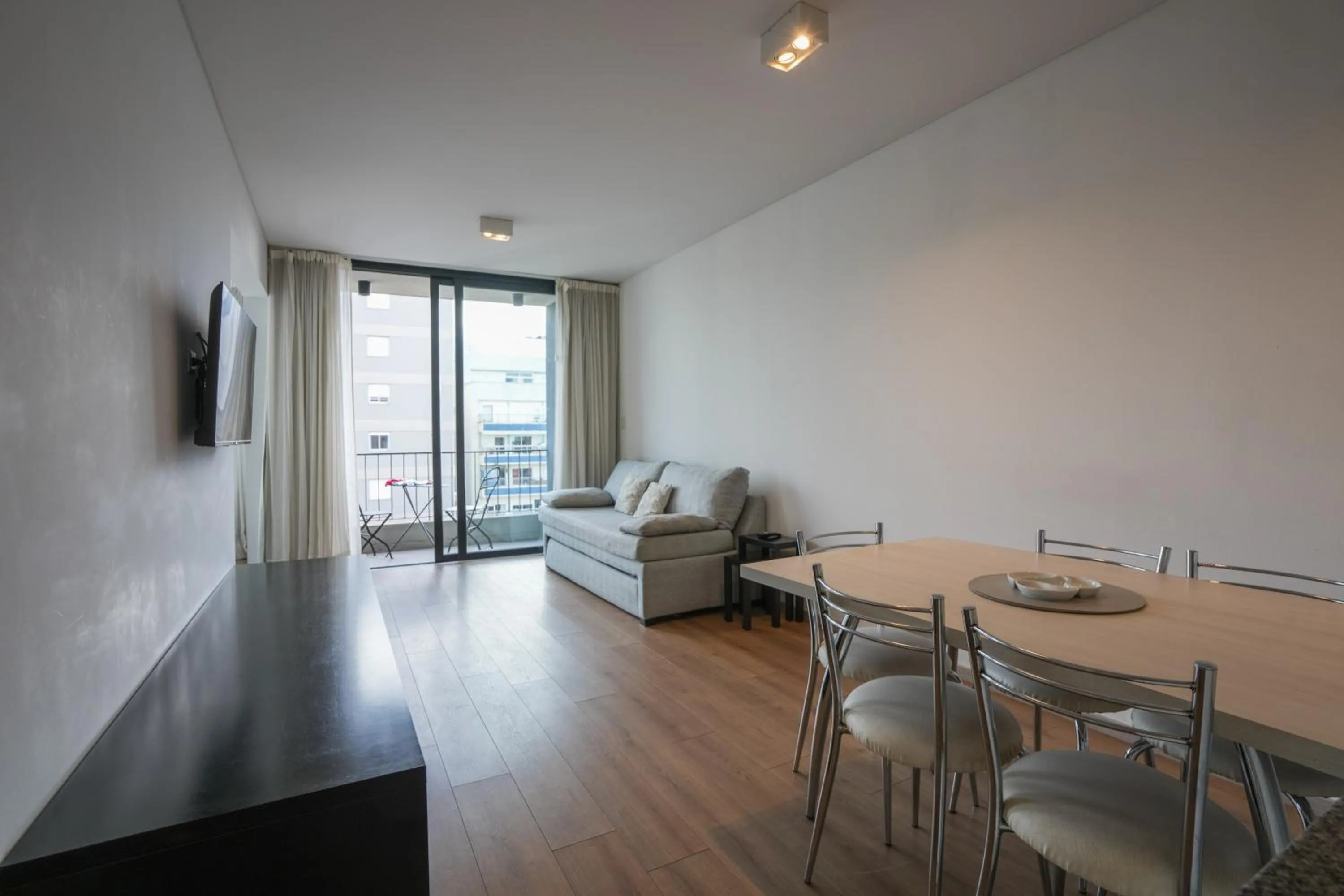 Photo of the whole room in Monroe Suites