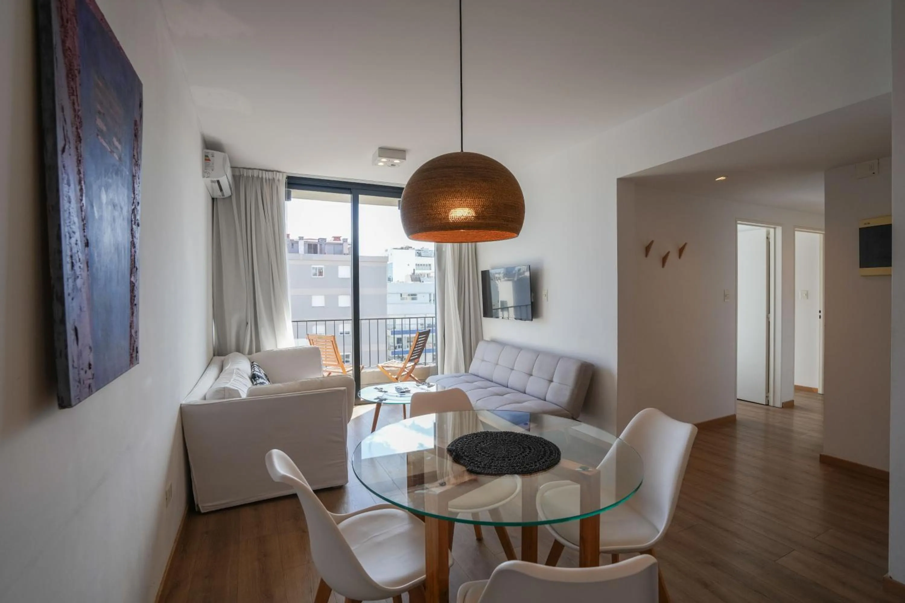 Photo of the whole room in Monroe Suites