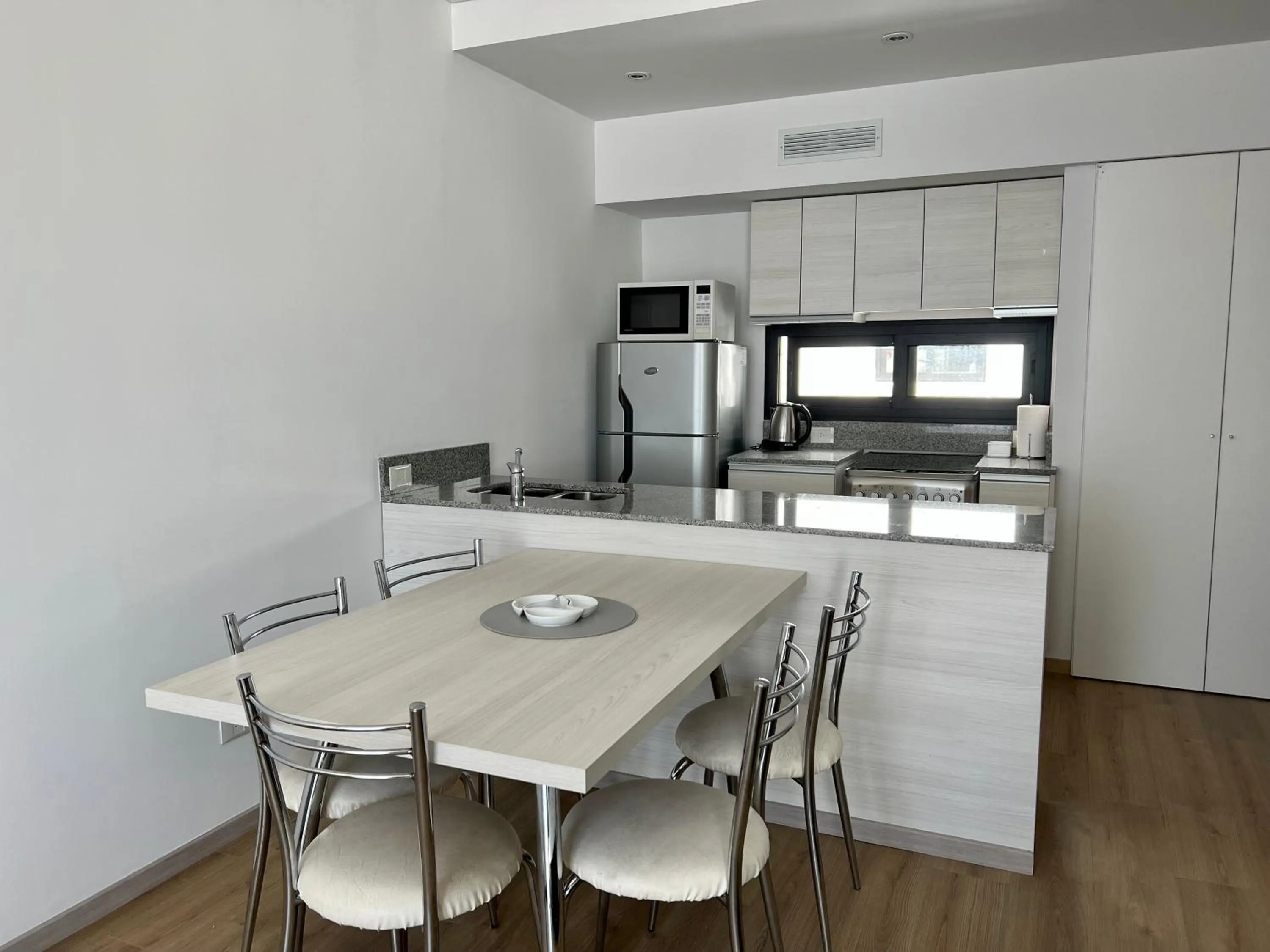Dining area in Monroe Suites