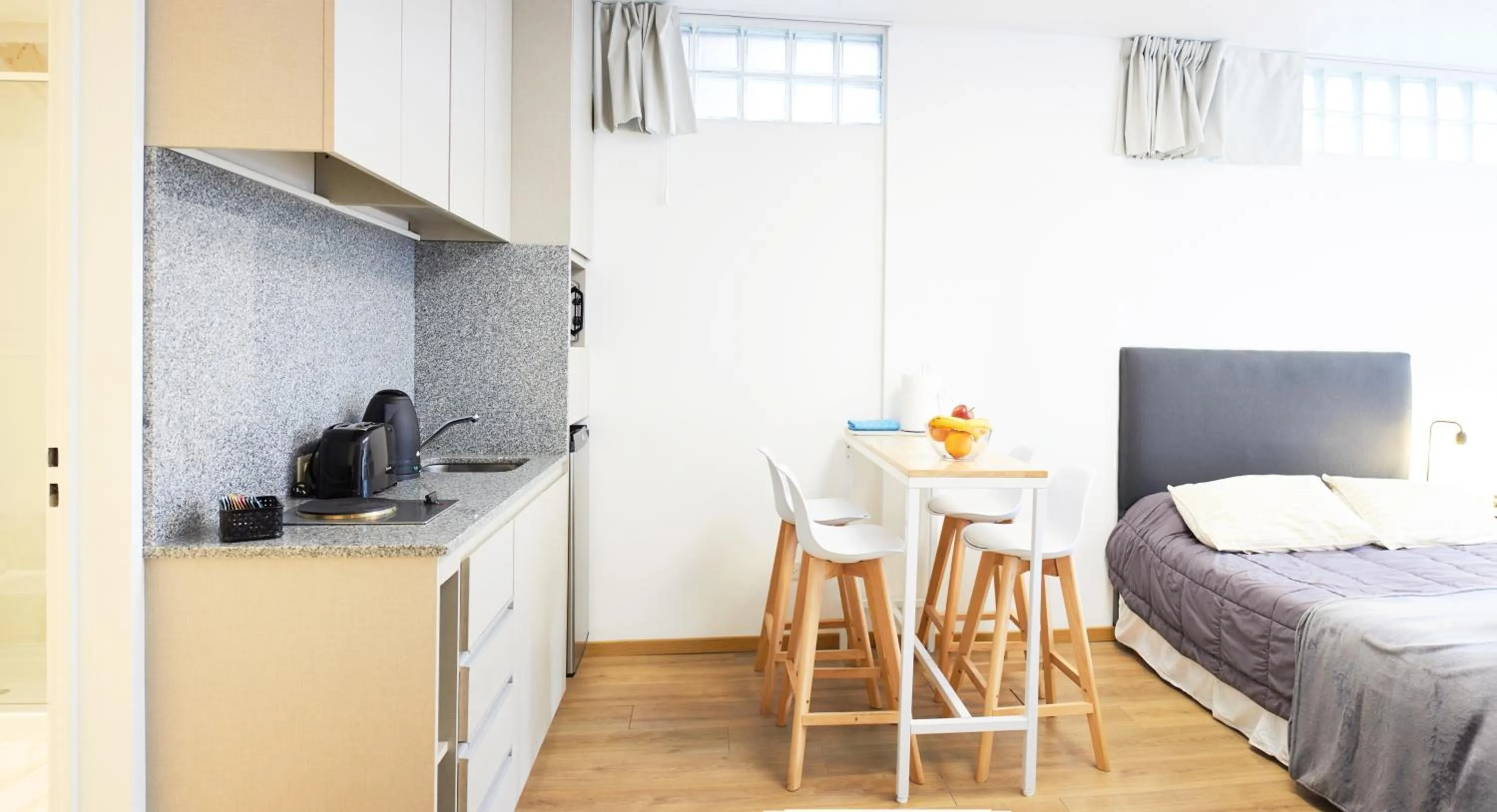 Kitchen or kitchenette, Bed in Monroe Suites