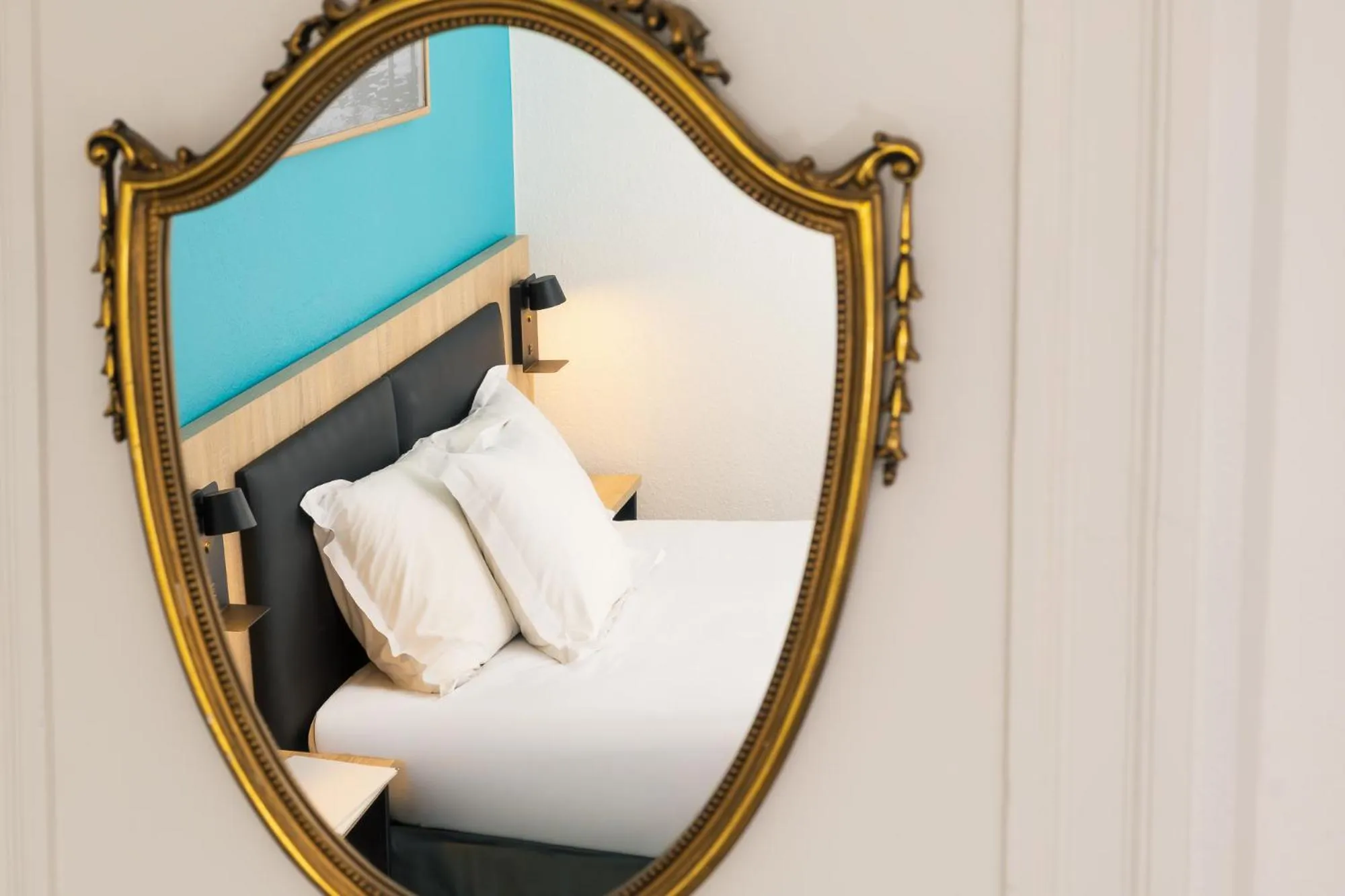 Property building, Bed in Hôtel de France - Le Patriarche