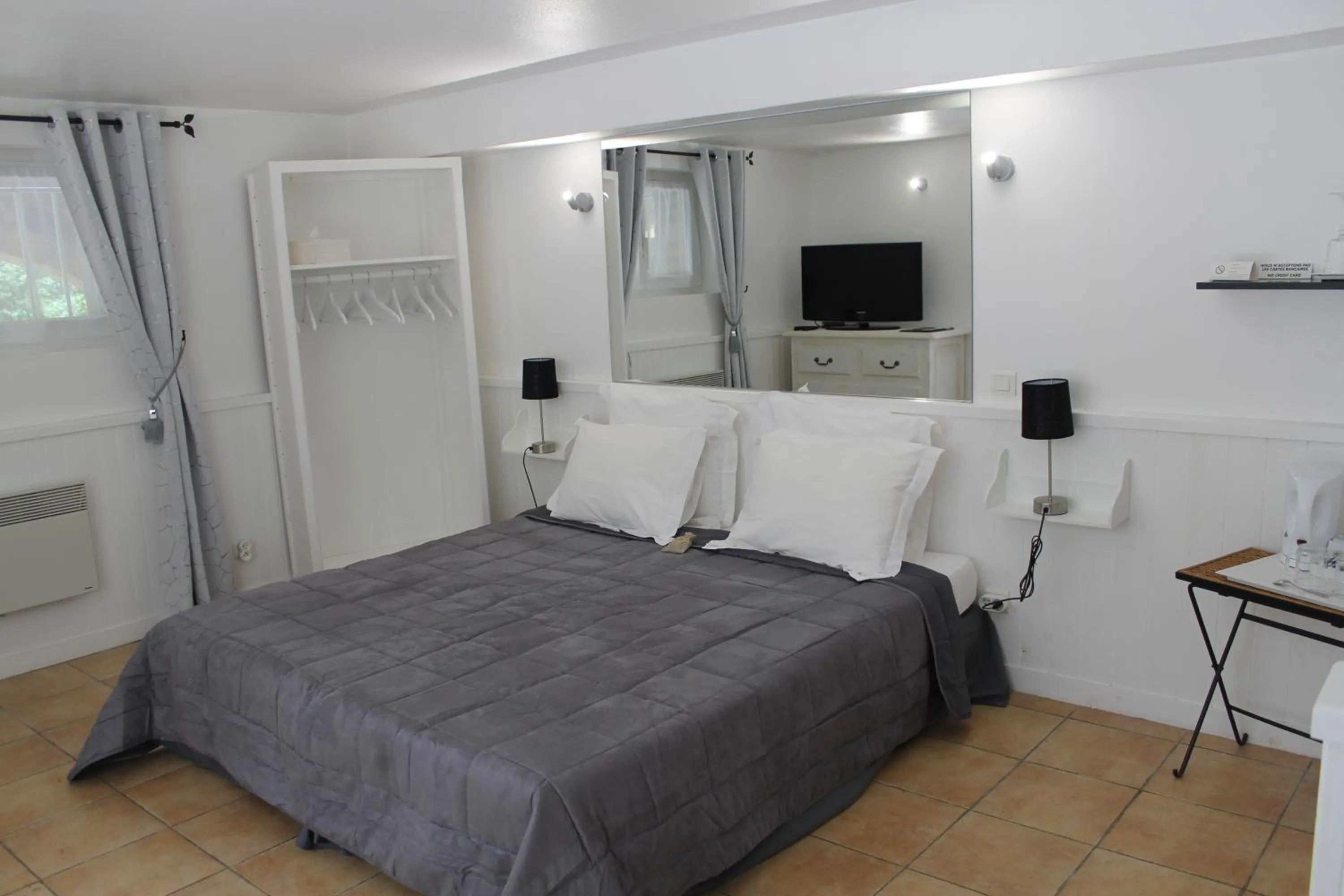 Bedroom, Bed in Le Mas des Chênes