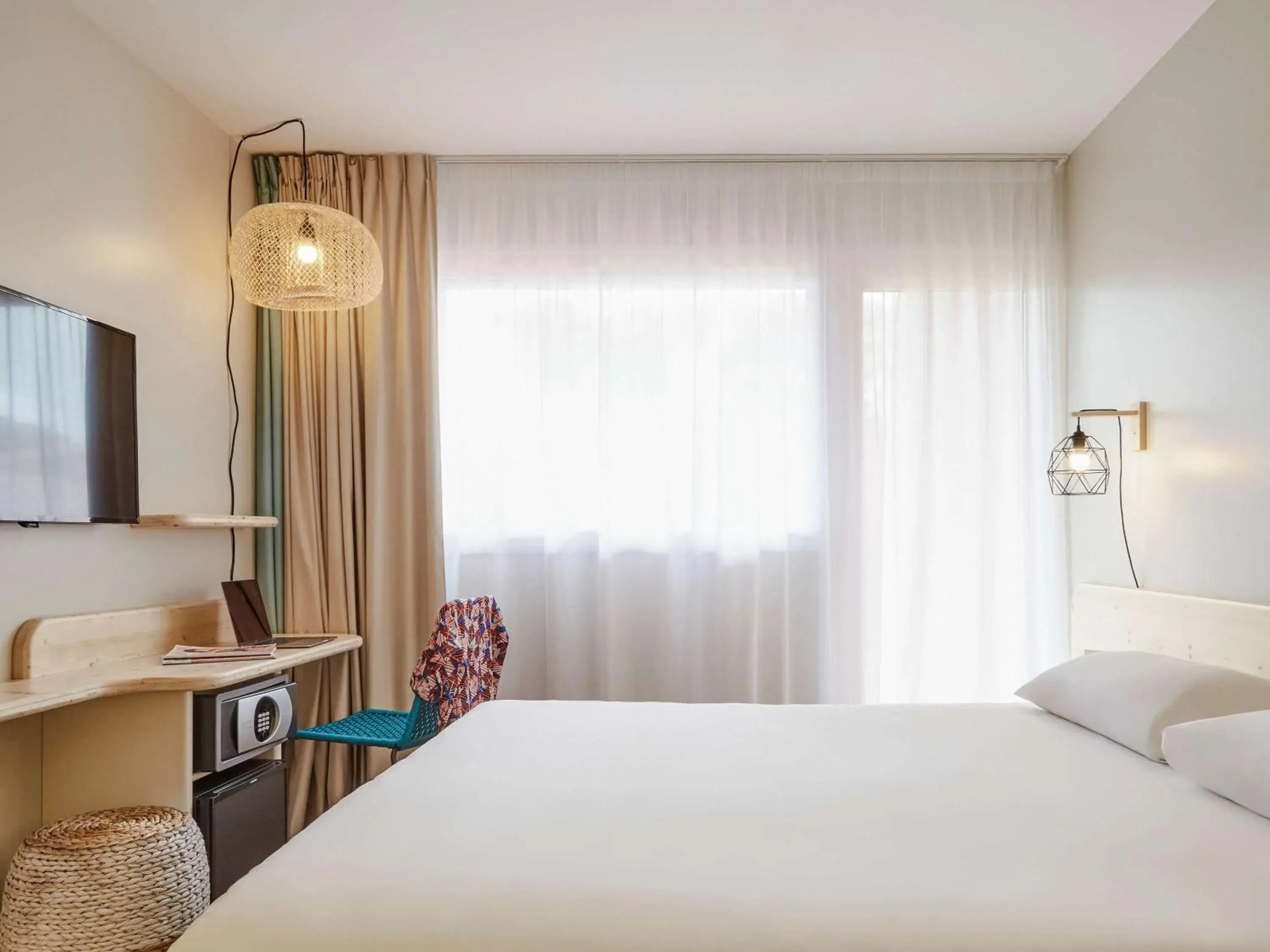 Bedroom, Bed in ibis Thalassa Hyeres Plage Bedroom, Bed in ibis Thalassa Hyeres Plage