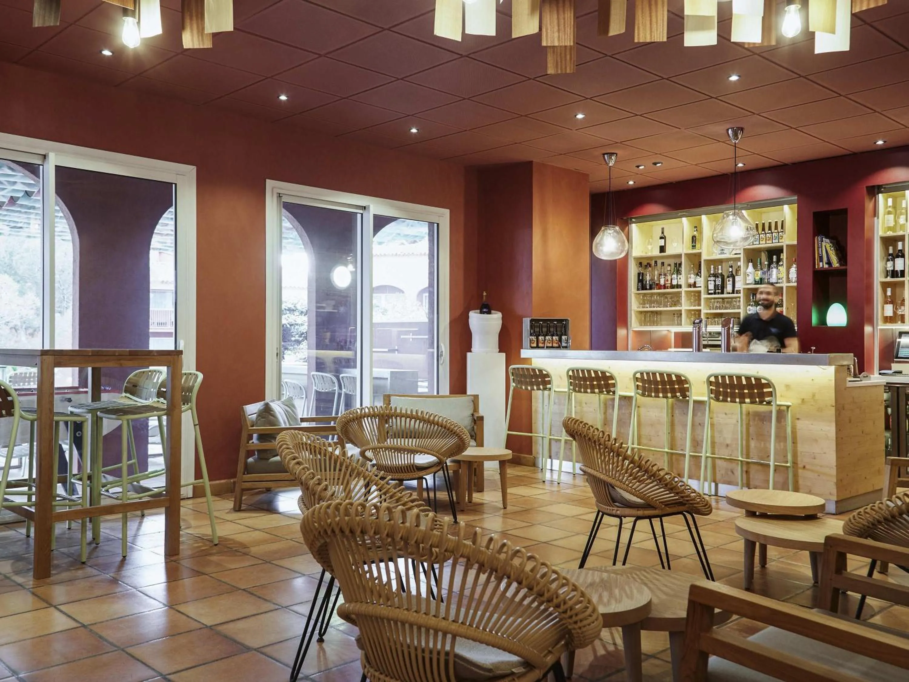 Lounge or bar in ibis Thalassa Hyeres Plage