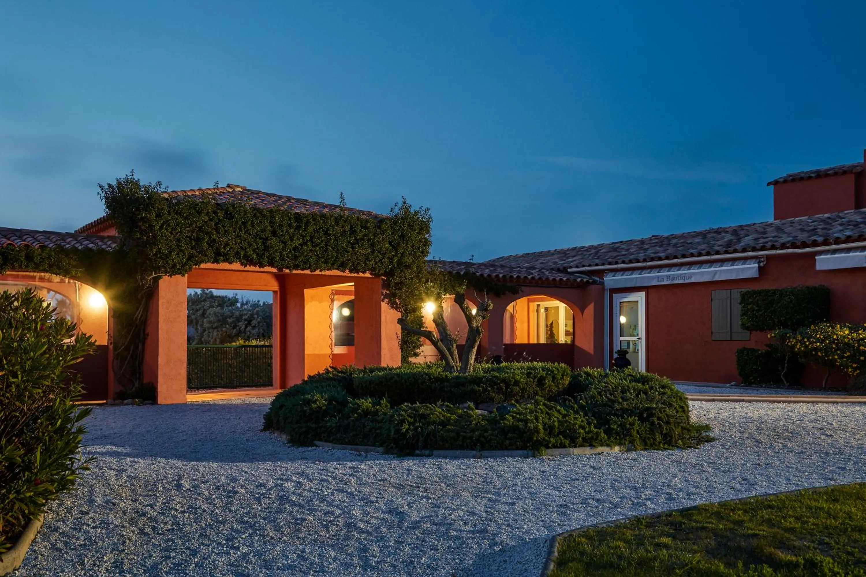 Facade/entrance in ibis Thalassa Hyeres Plage