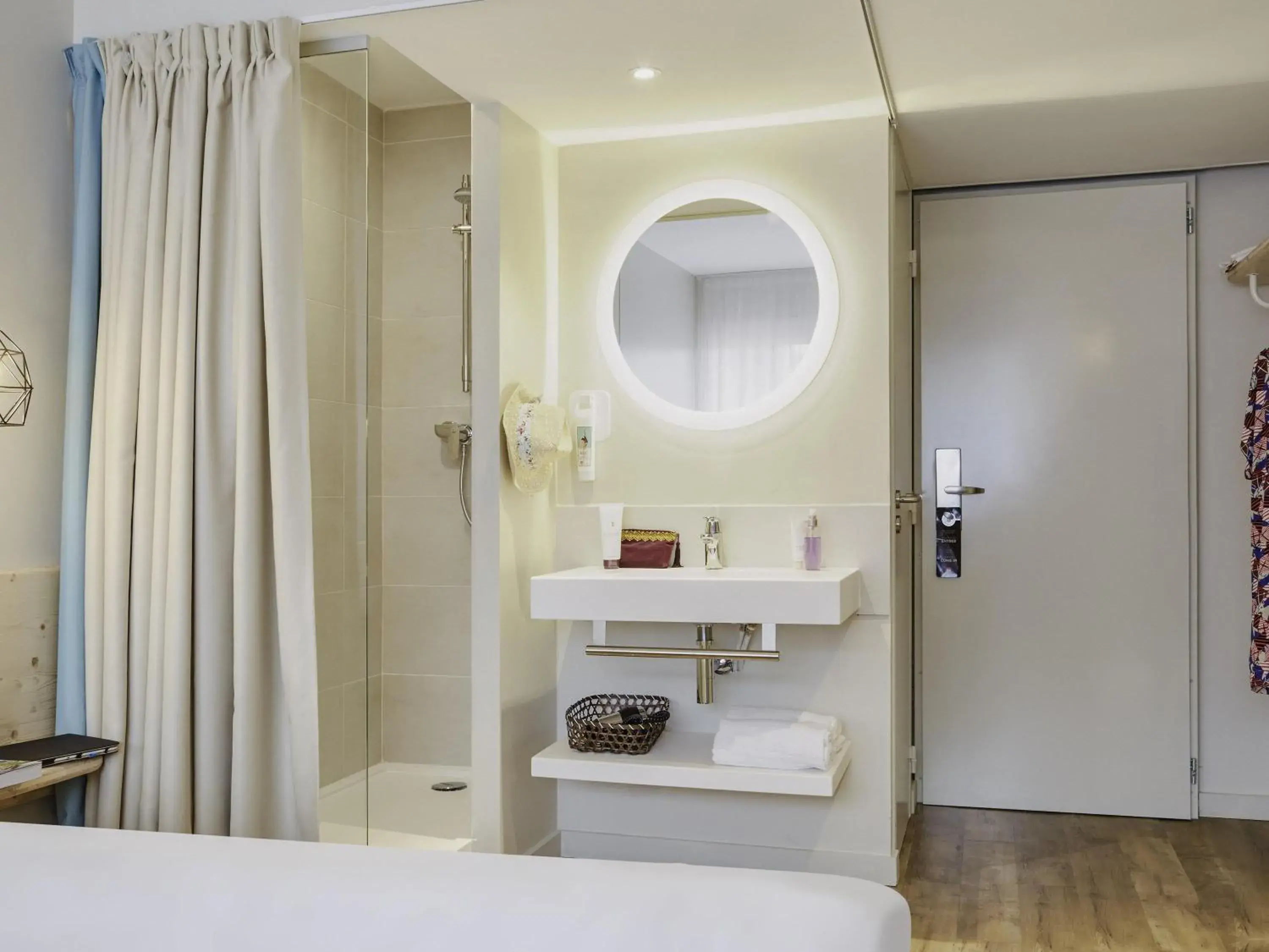 Bedroom, Bed in ibis Thalassa Hyeres Plage Bedroom, Bed in ibis Thalassa Hyeres Plage