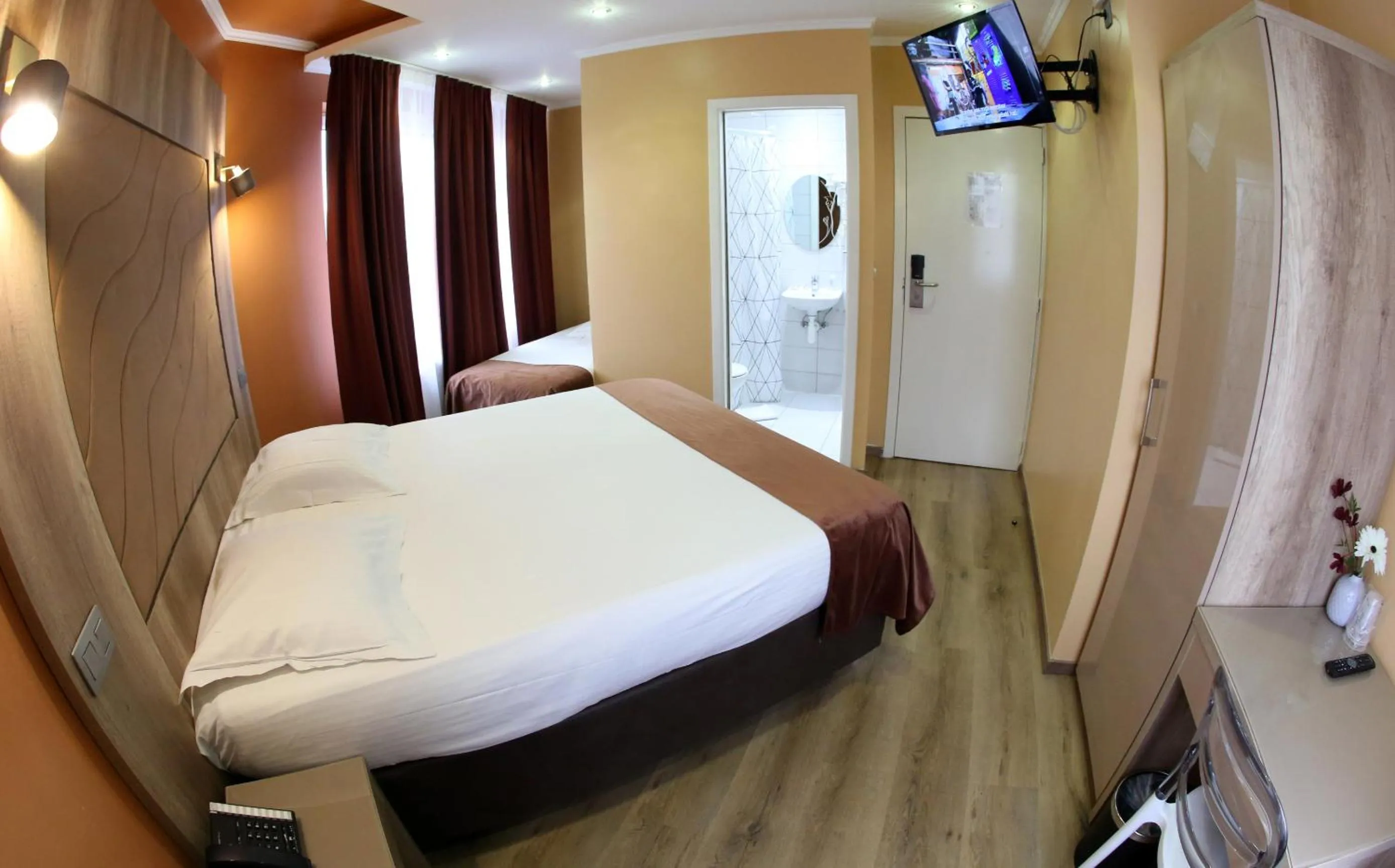 Photo of the whole room, Bed in Hotel Phenix