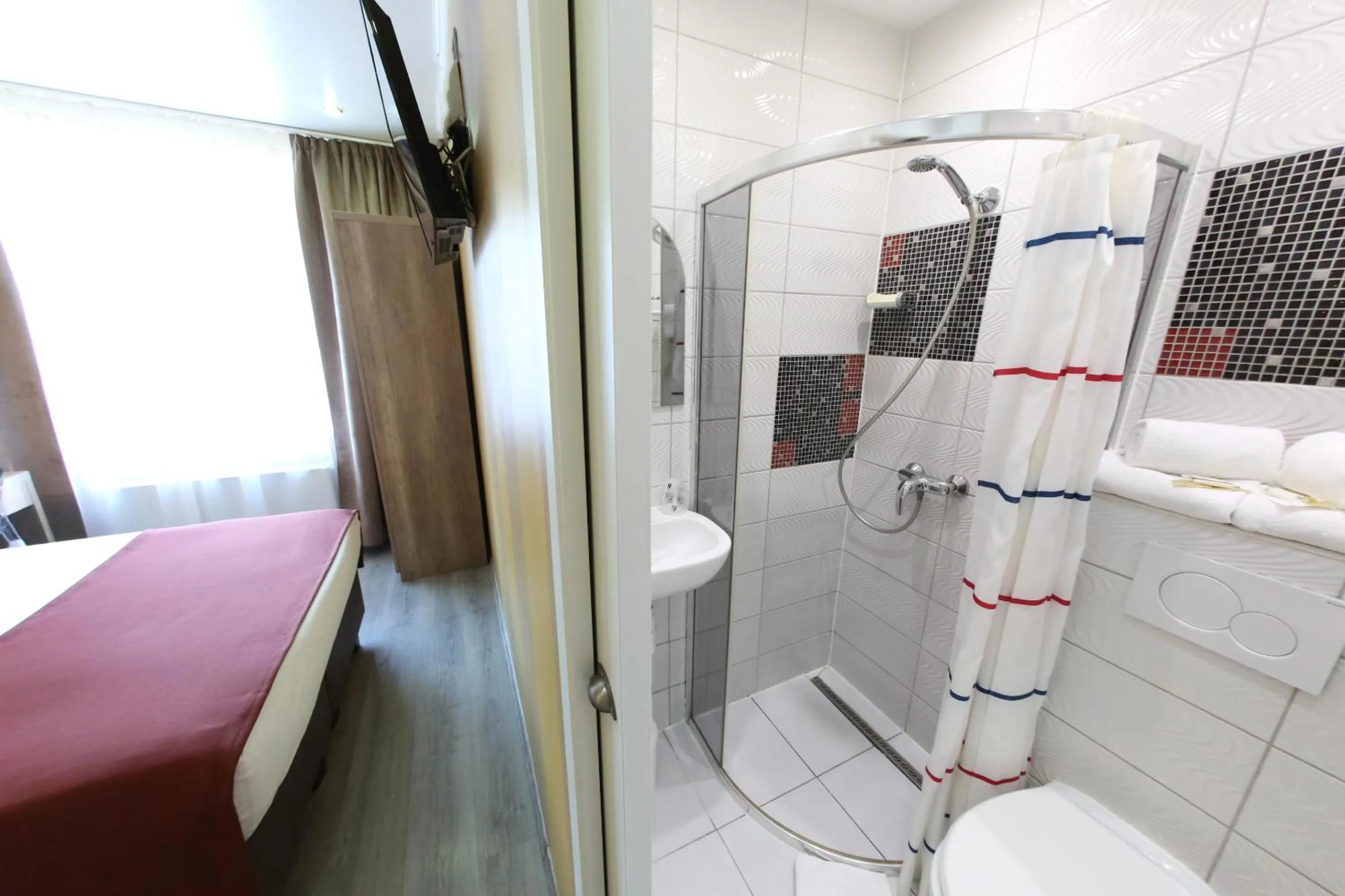 Shower in Hotel Phenix