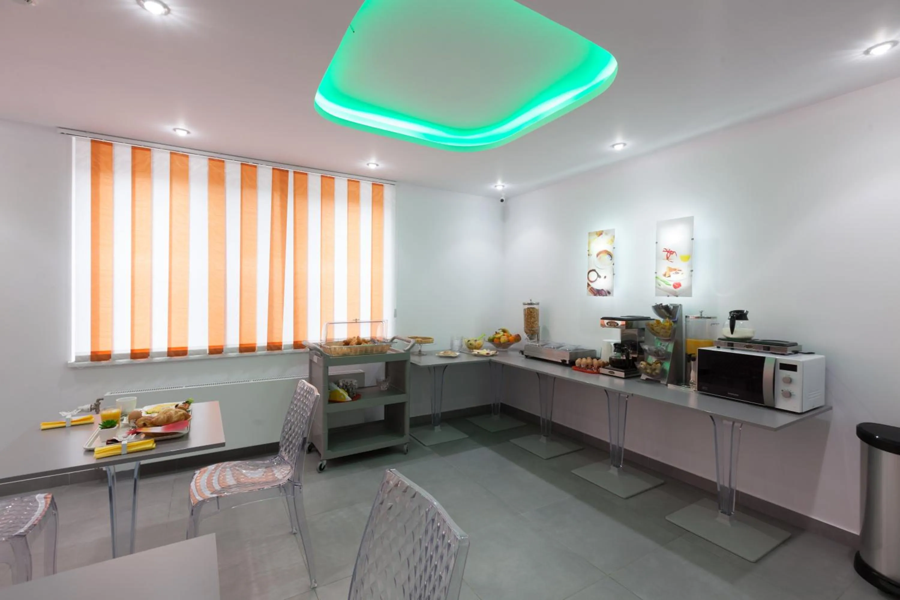 Restaurant/places to eat in Hotel Phenix