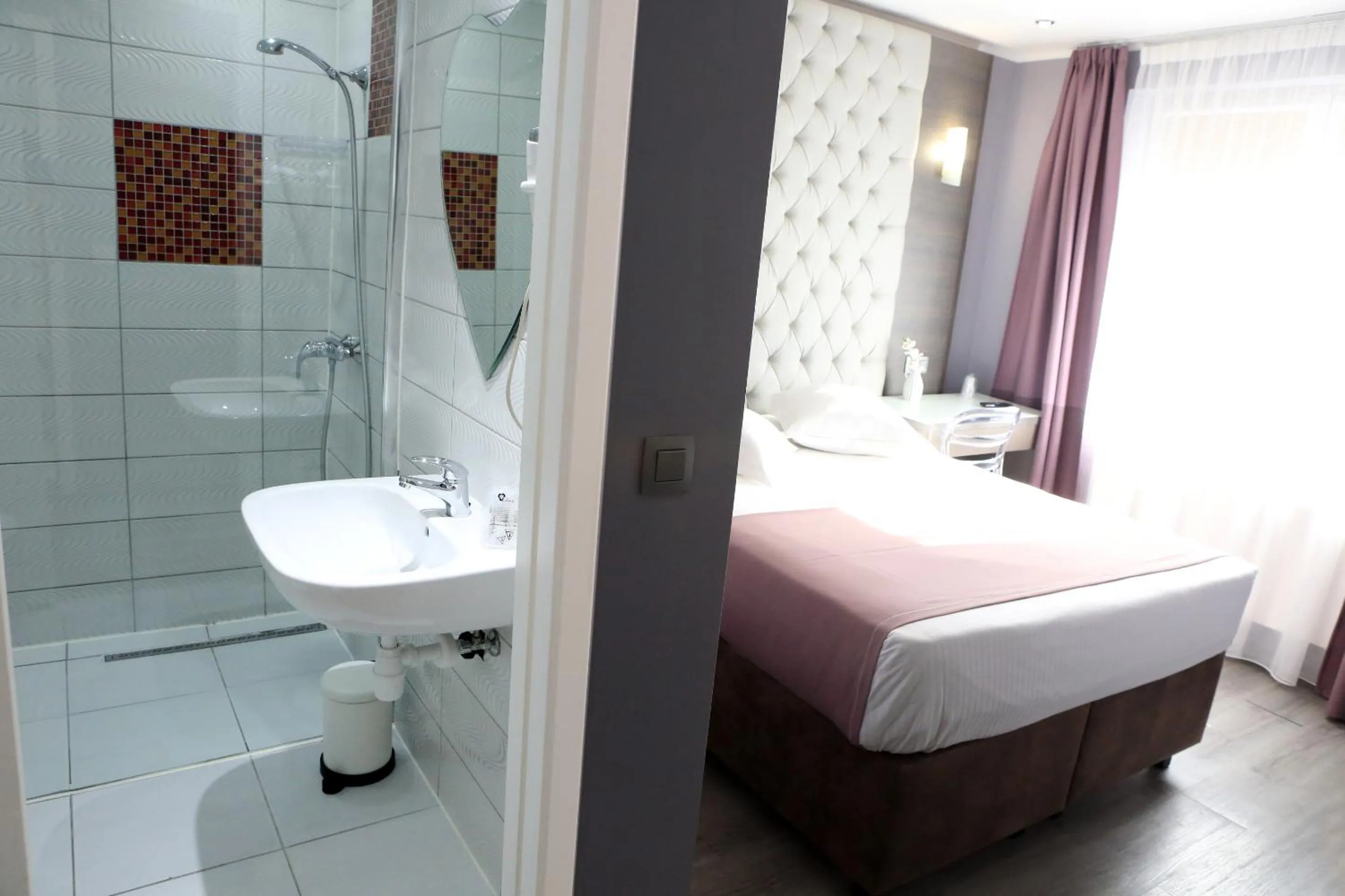 Bathroom, Bed in Hotel Phenix