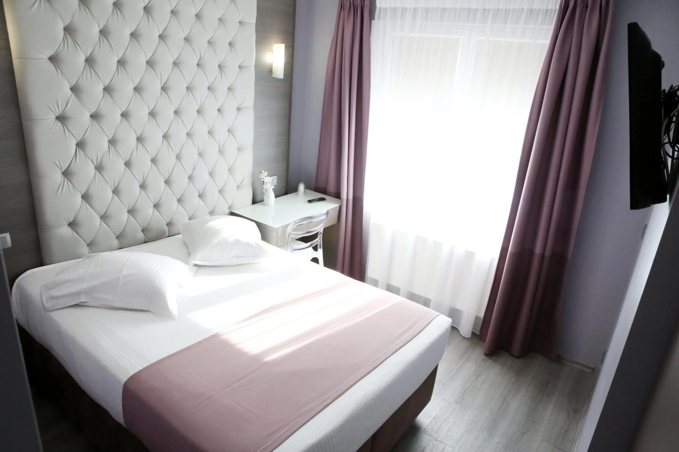Bedroom, Bed in Hotel Phenix