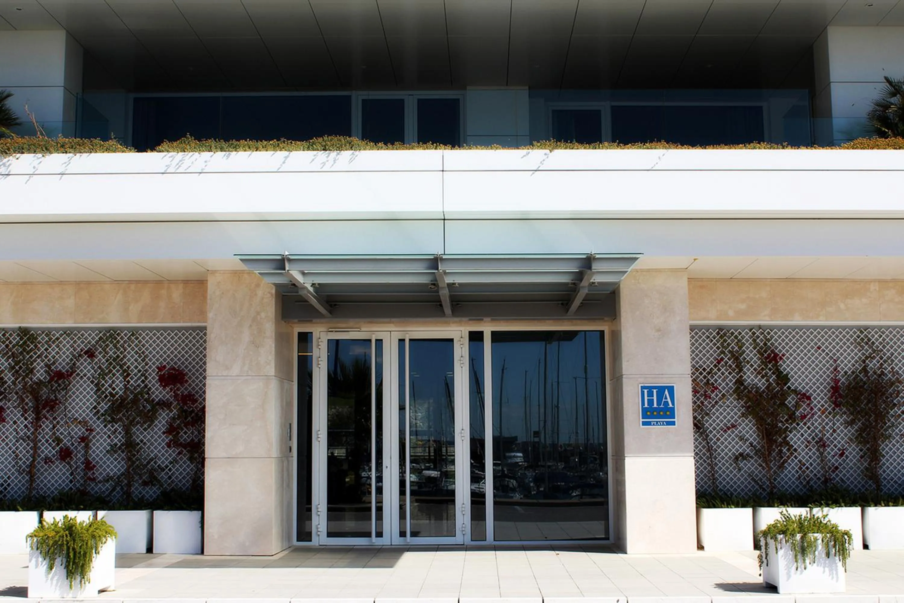 Facade/entrance in Suites Puerto Sherry