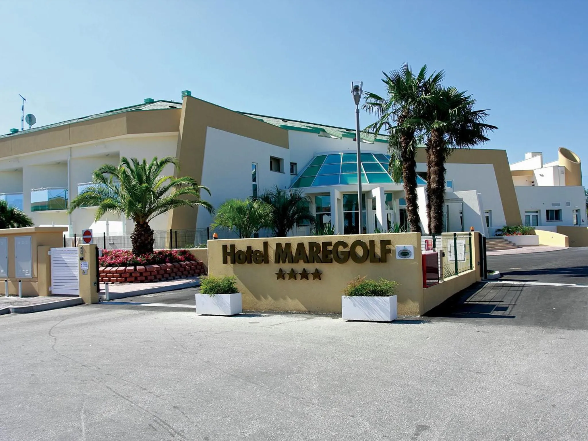 Facade/entrance in Hotel Maregolf