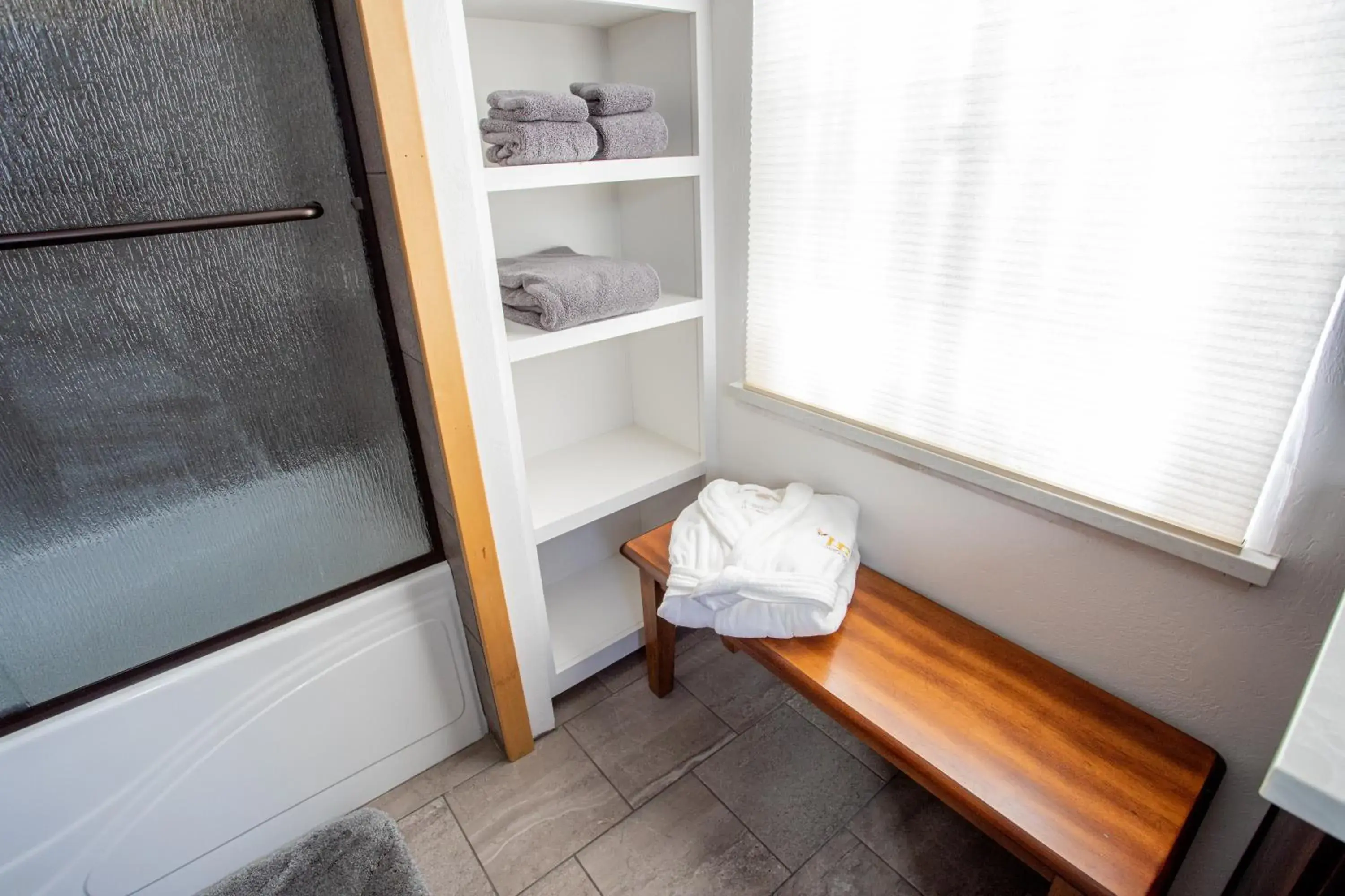 Bathroom, Bed in Hummingbird Estate Bathroom, Bed in Hummingbird Estate