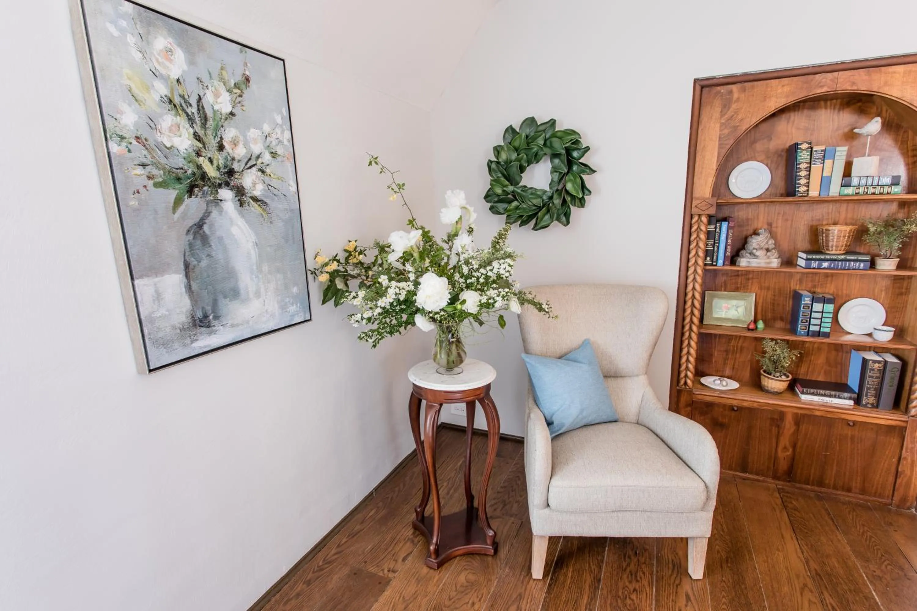 Seating area in Hummingbird Estate