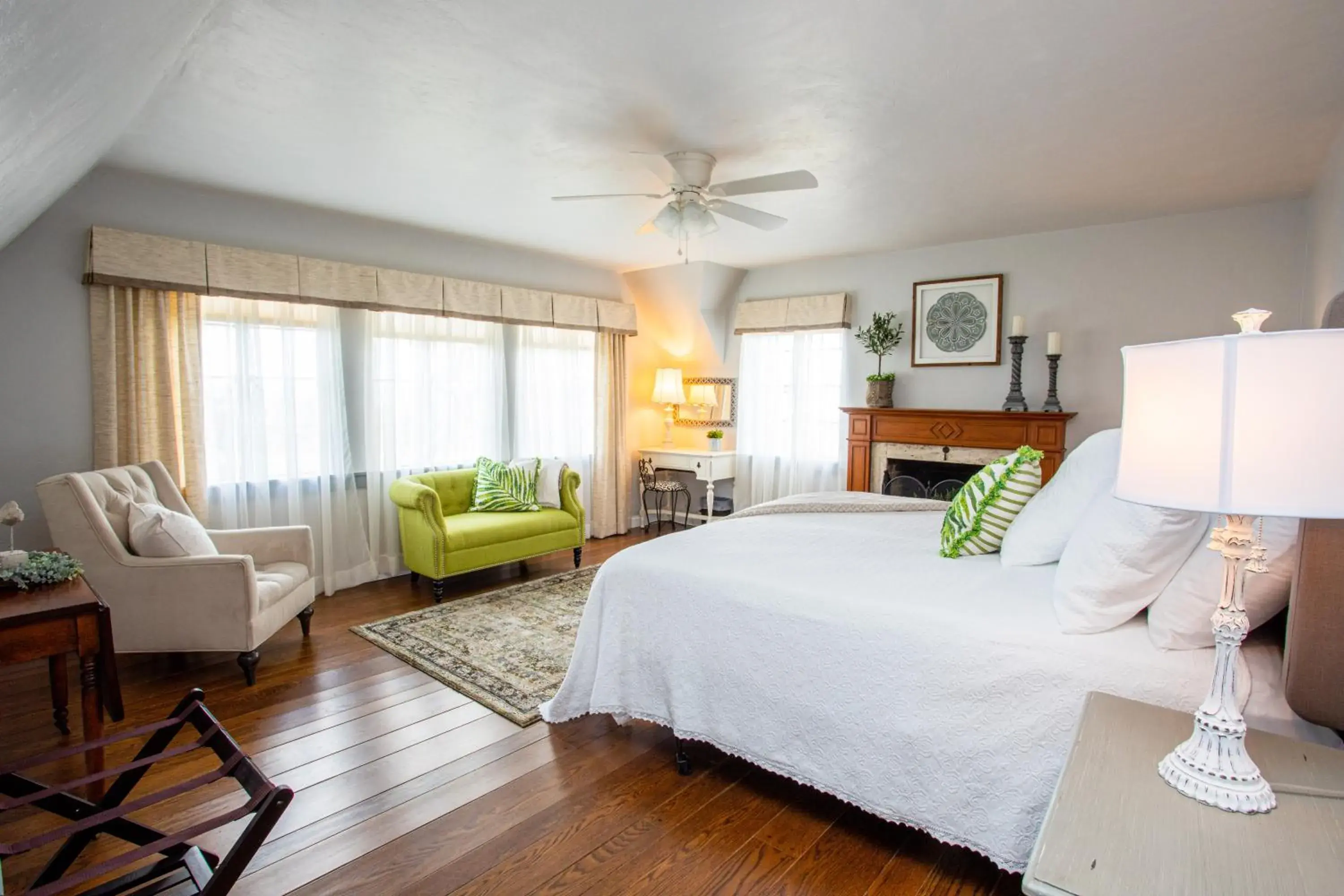 Photo of the whole room, Bed in Hummingbird Estate Photo of the whole room, Bed in Hummingbird Estate