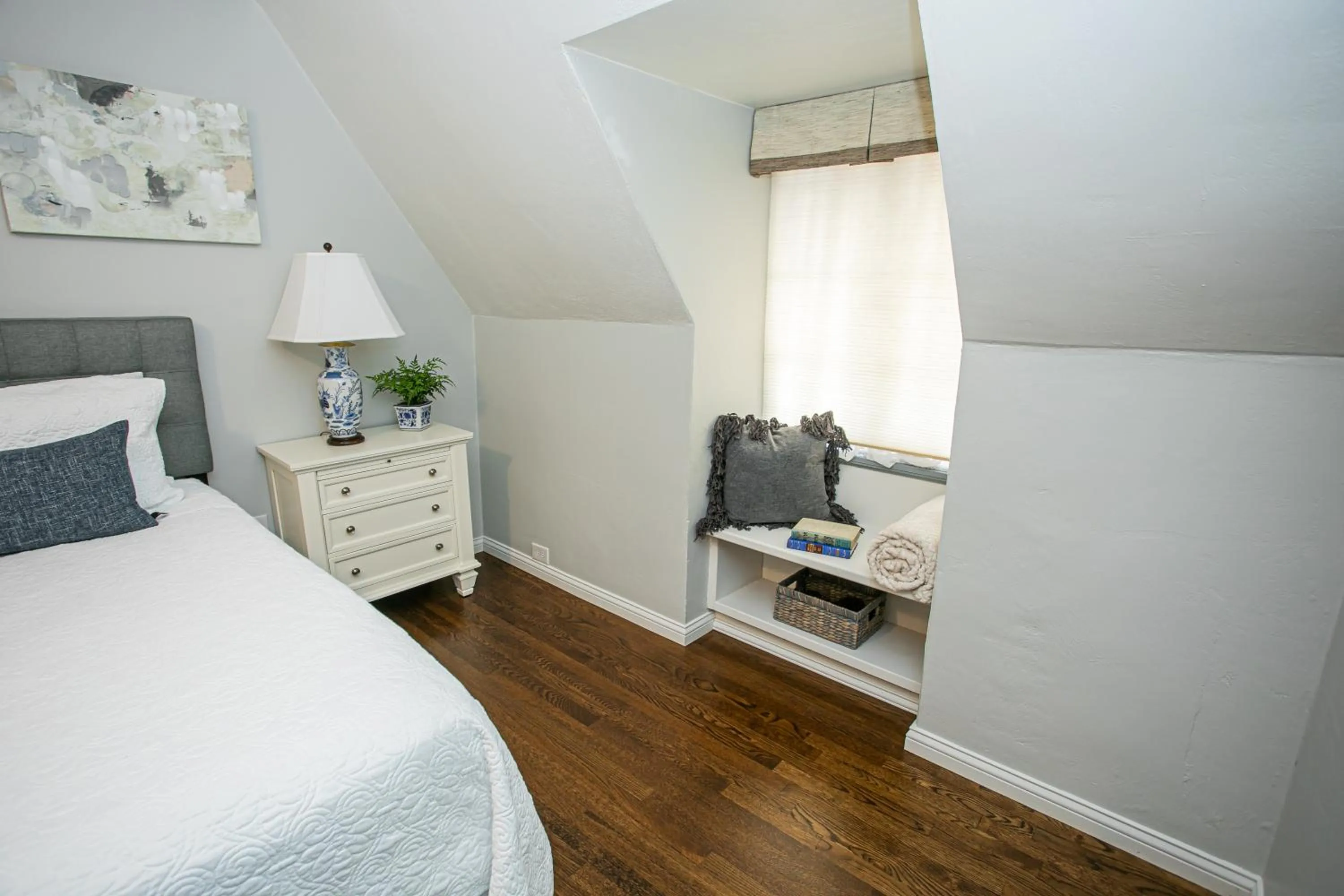 Seating area, Bed in Hummingbird Estate