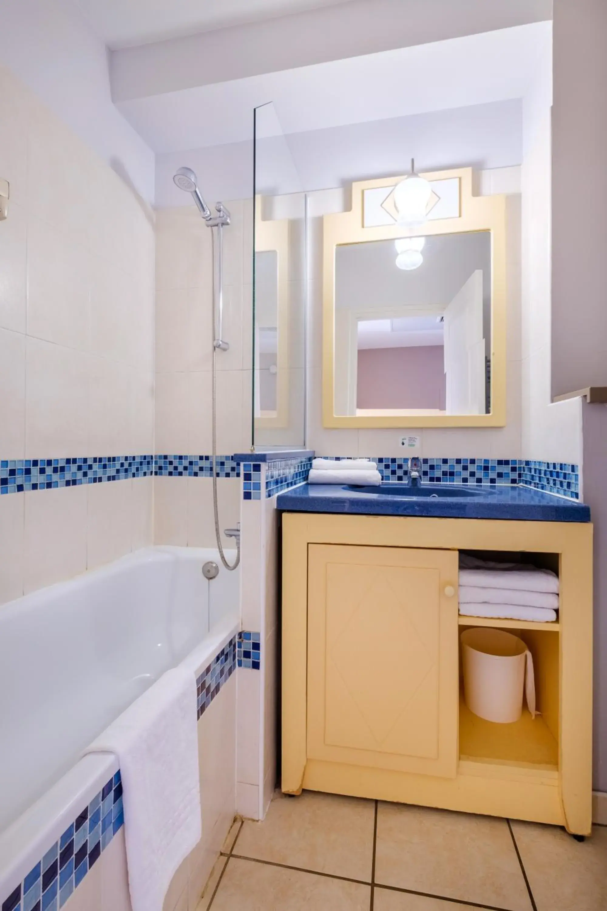 Bathroom in Résidence Pierre & Vacances Heliotel Marine Bathroom in Résidence Pierre & Vacances Heliotel Marine