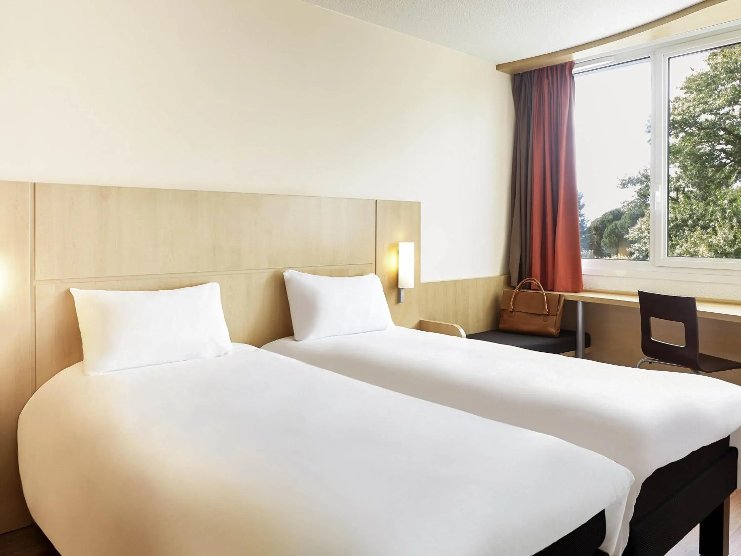 Bedroom, Bed in Ibis Cavaillon Portes du Luberon Bedroom, Bed in Ibis Cavaillon Portes du Luberon