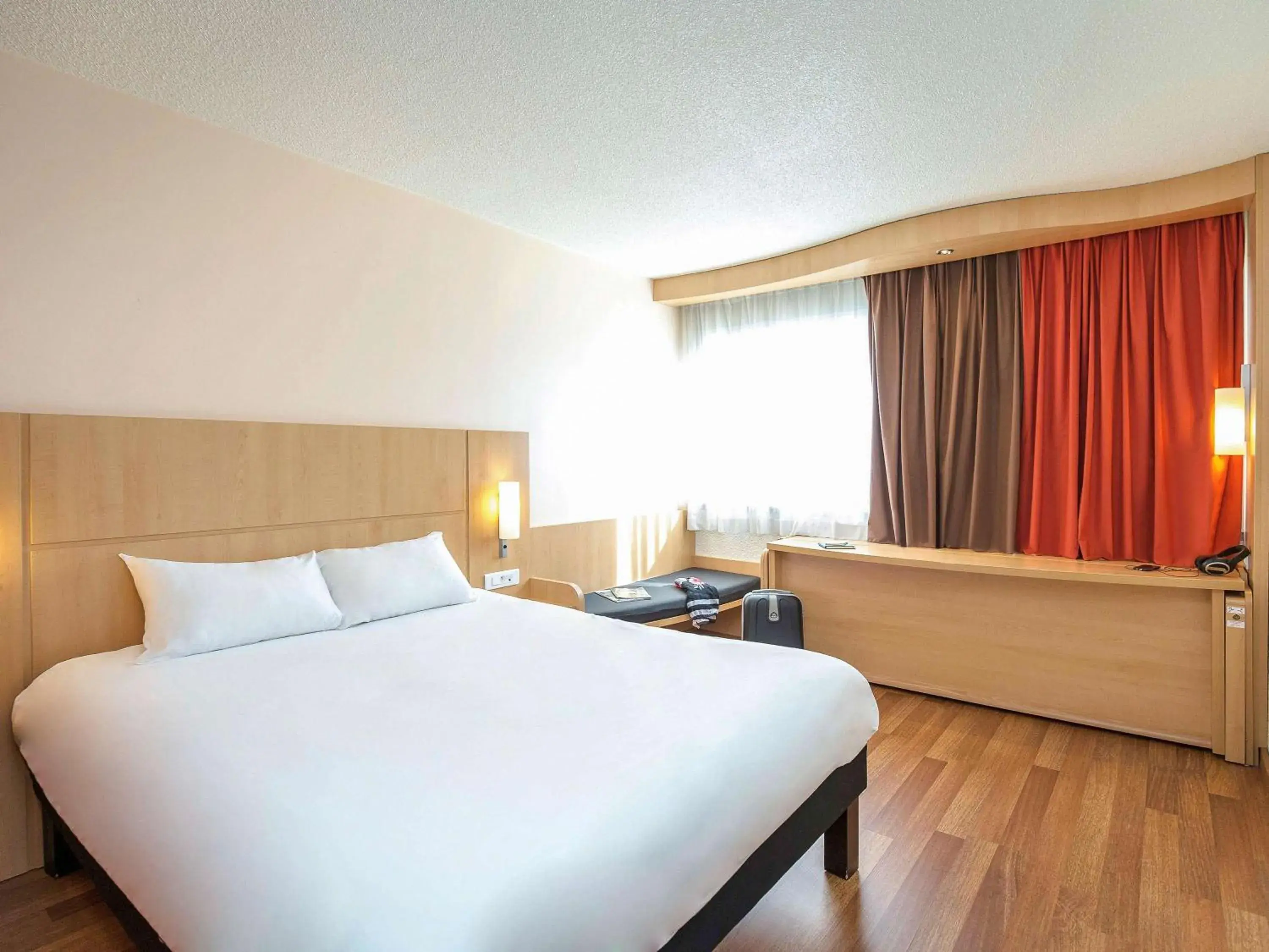 Photo of the whole room, Bed in Ibis Cavaillon Portes du Luberon Photo of the whole room, Bed in Ibis Cavaillon Portes du Luberon